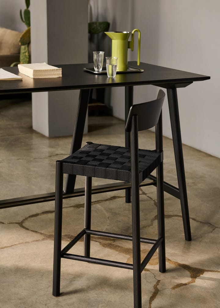 Betty TK15 Bar Chair barstol 75 cm, Black lacquered ash-black linen &Tradition