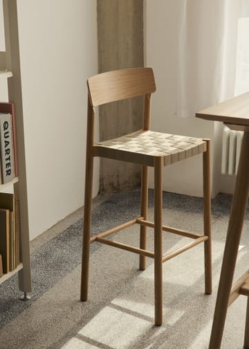 Betty TK15 Bar Chair barstol 75 cm - Smoked oiled oak-natural linen - &Tradition