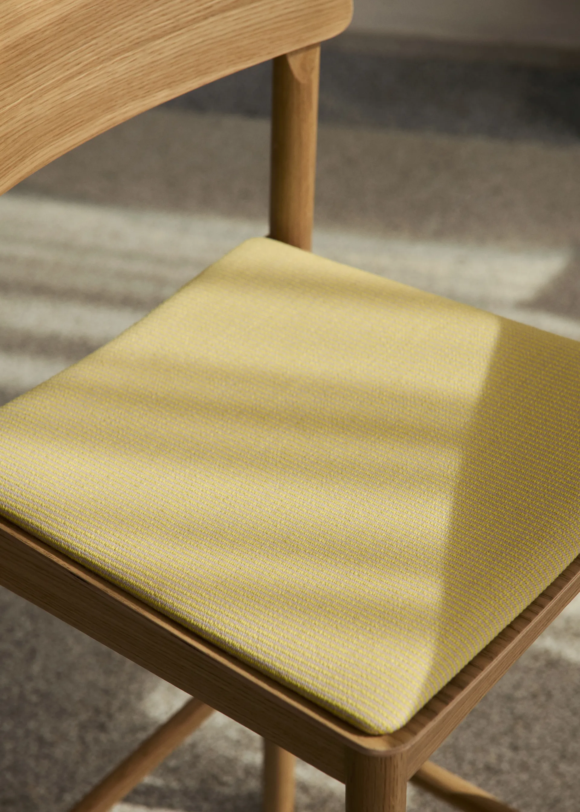 Betty TK17 Bar Chair barstol 75 cm, Fuse 0421-lackad ek &Tradition