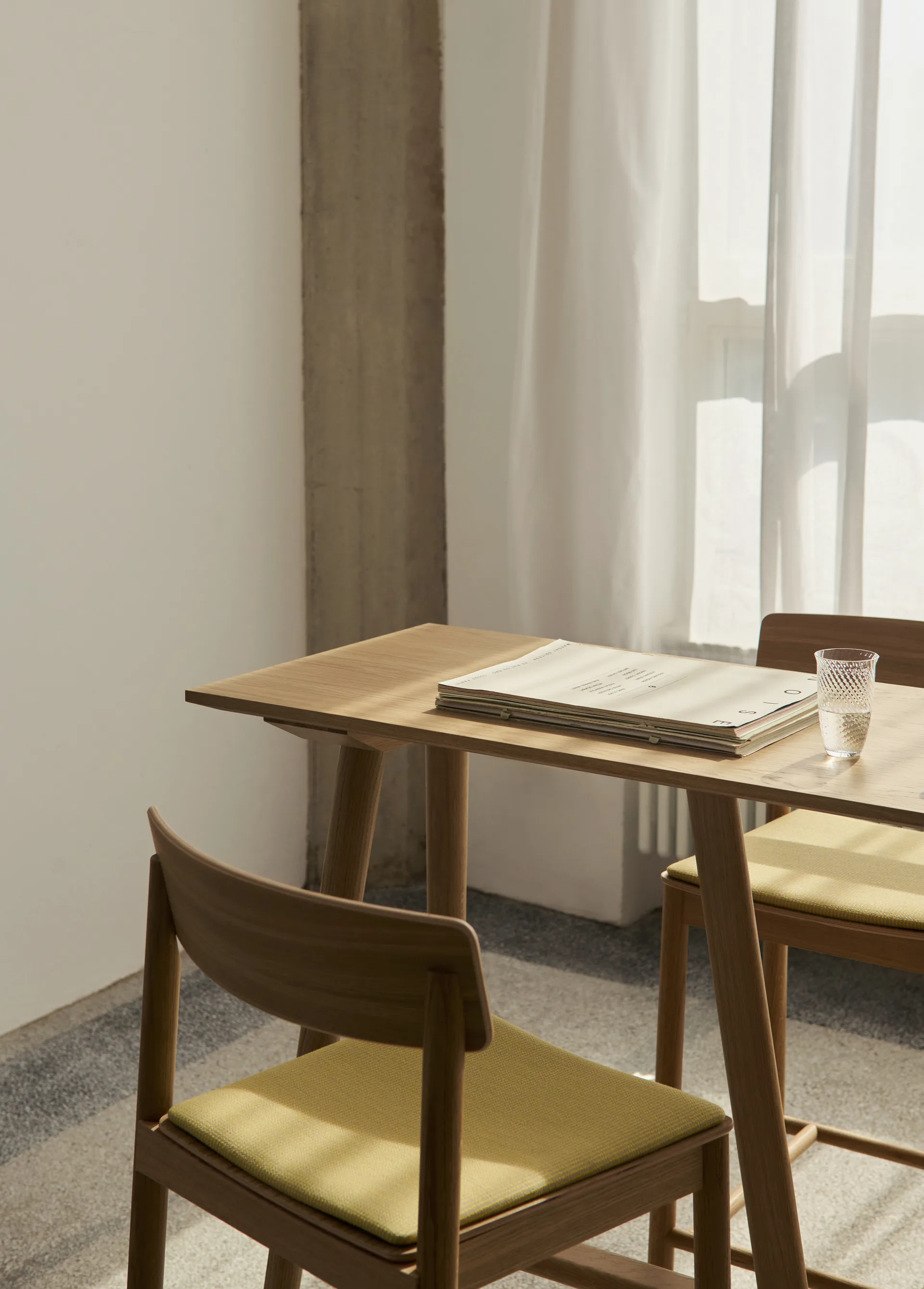 Betty TK17 Bar Chair barstol 75 cm, Fuse 0421-lackad ek &Tradition