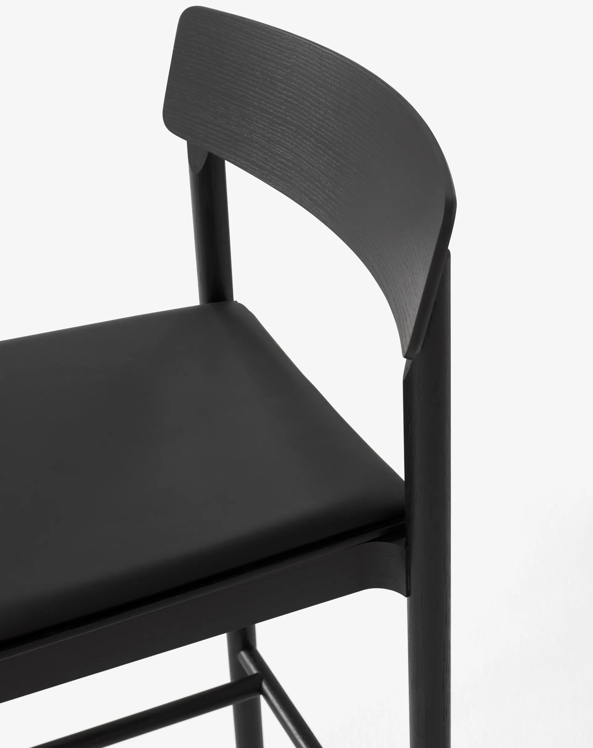 Betty TK17 Bar Chair barstol 75 cm, Noble svart läder-svartlackad ask &Tradition