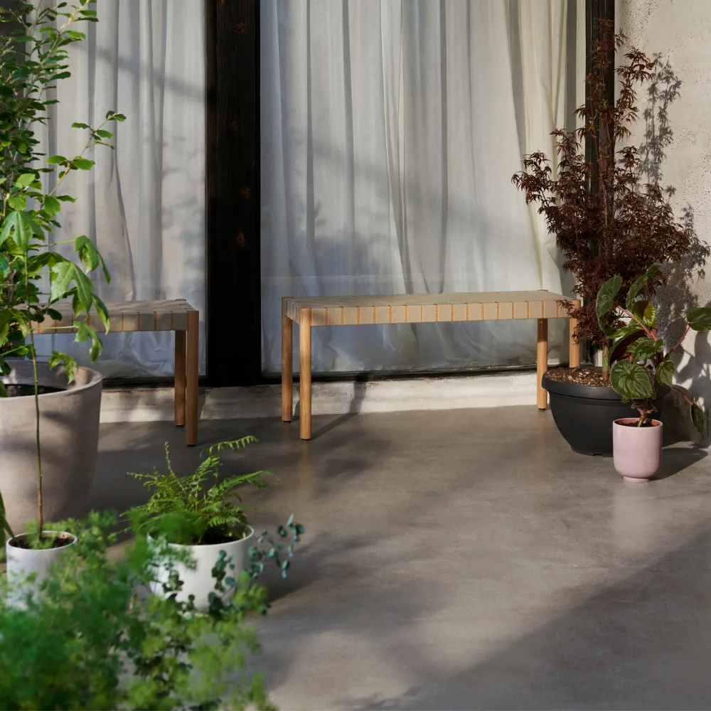 Betty TK4 bänk, oak, naturflätad linnebandssits &Tradition