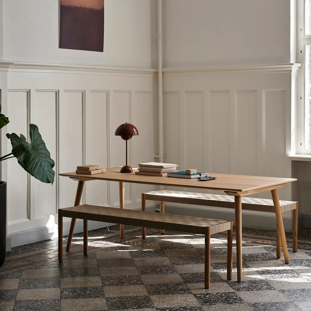 Betty TK5 bänk, oak, naturflätad linnebandssits &Tradition