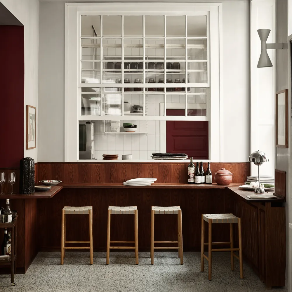 Betty TK7 barpall, oak, naturflätad linnebandssits &Tradition