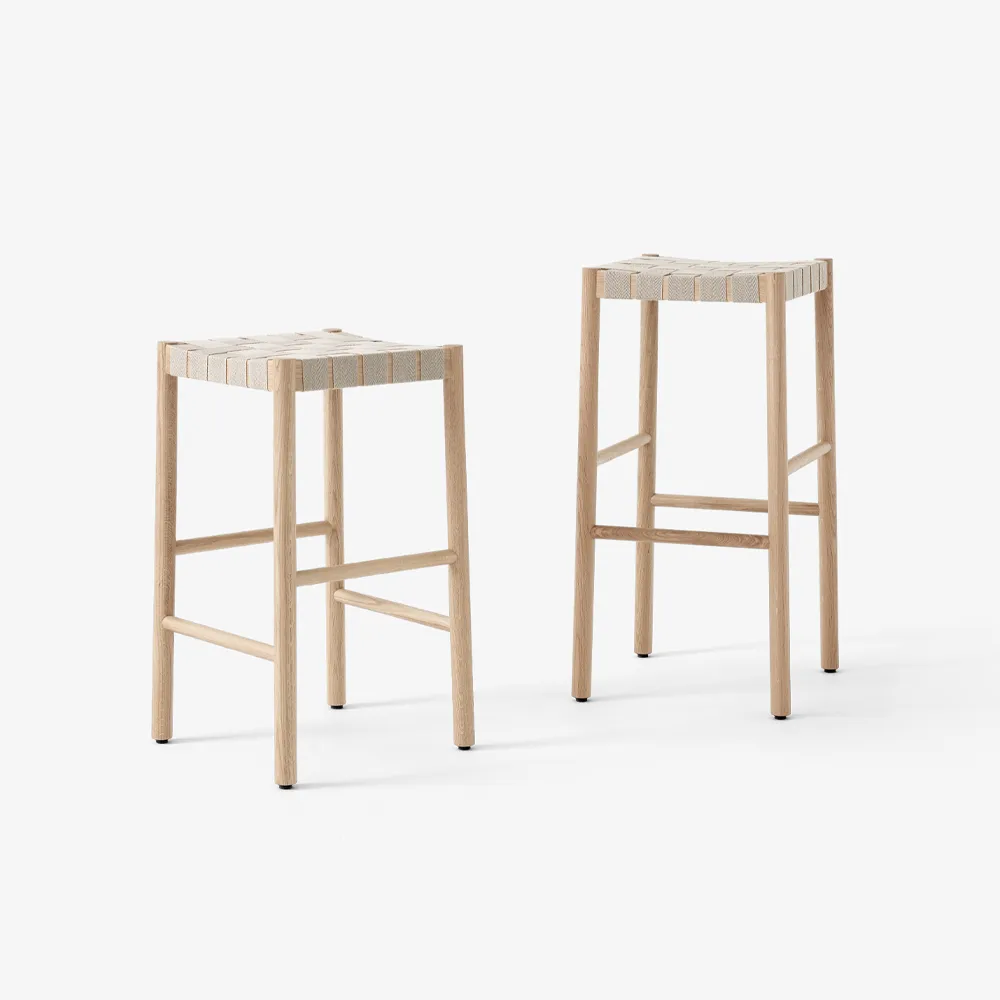 Betty TK7 barpall, oak, naturflätad linnebandssits &Tradition