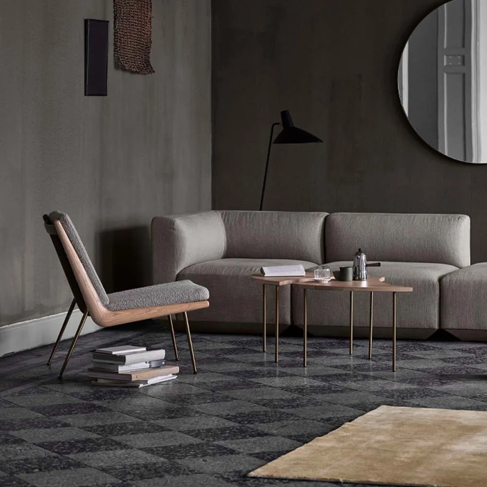 Boomerang HM1 fåtölj, tyg hallingdal 130 grå, vitoljade ekben &Tradition