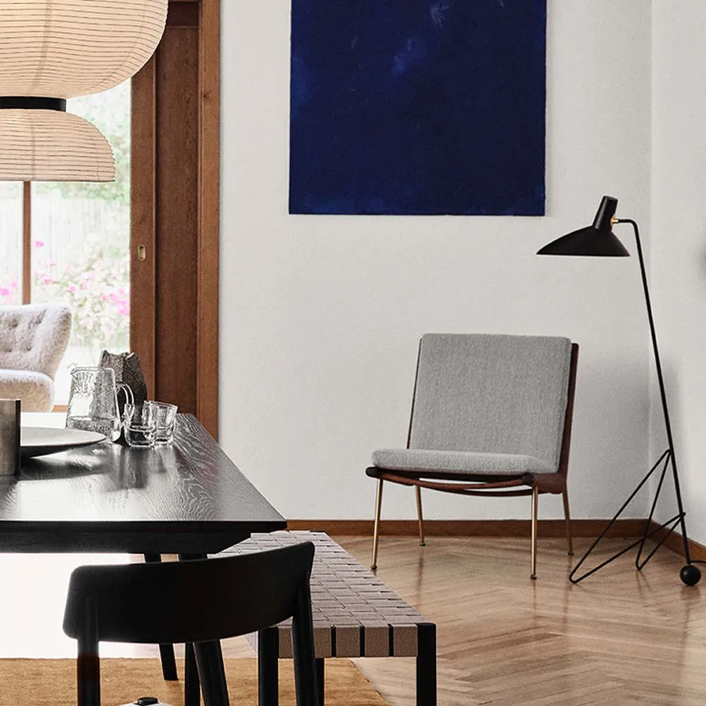 Boomerang HM1 fåtölj, tyg hallingdal 130 grå, vitoljade ekben &Tradition