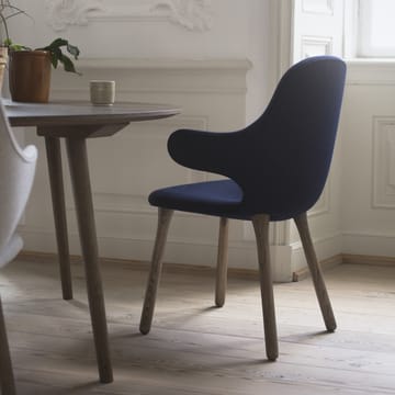 Catch JH1 stol - Balder 782 dark blue-svart ek - &Tradition