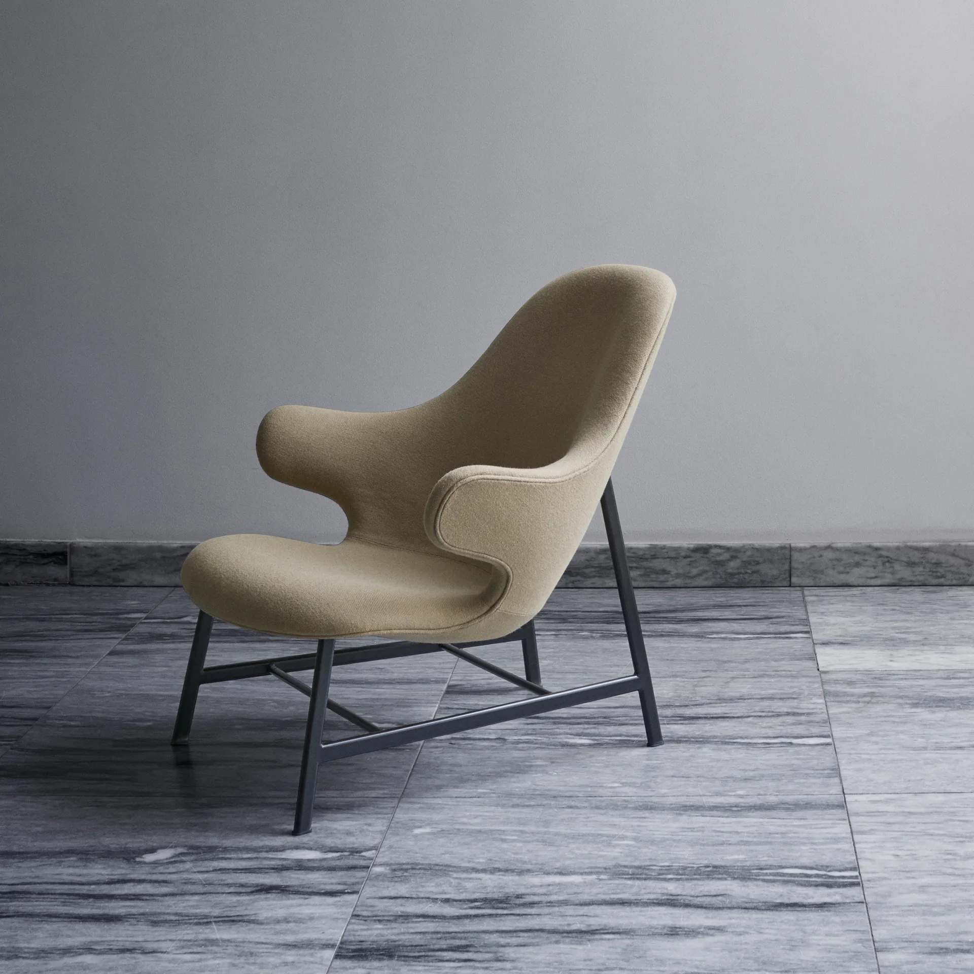 Catch JH13 loungefåtölj, läder silk cognac-svart pulverlackerat benstativ &Tradition