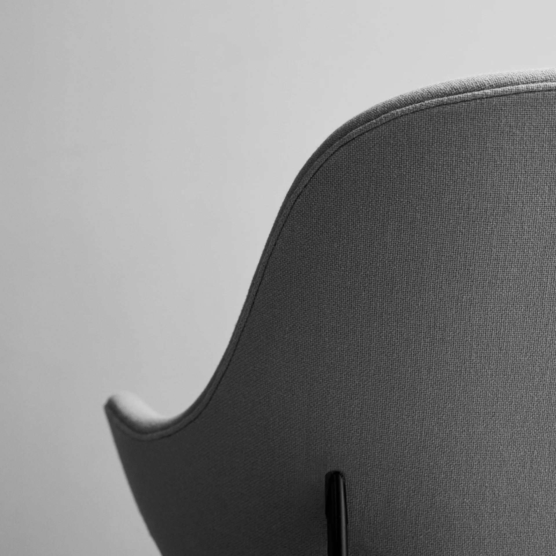 Catch JH14 loungefåtölj, tyg hallingdal 110 grey-svartlackat stål &Tradition