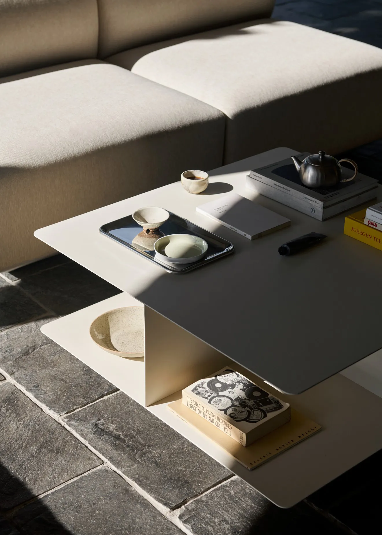 Develius EV3 soffbord, Steel ivory, Ø89x40 cm &Tradition