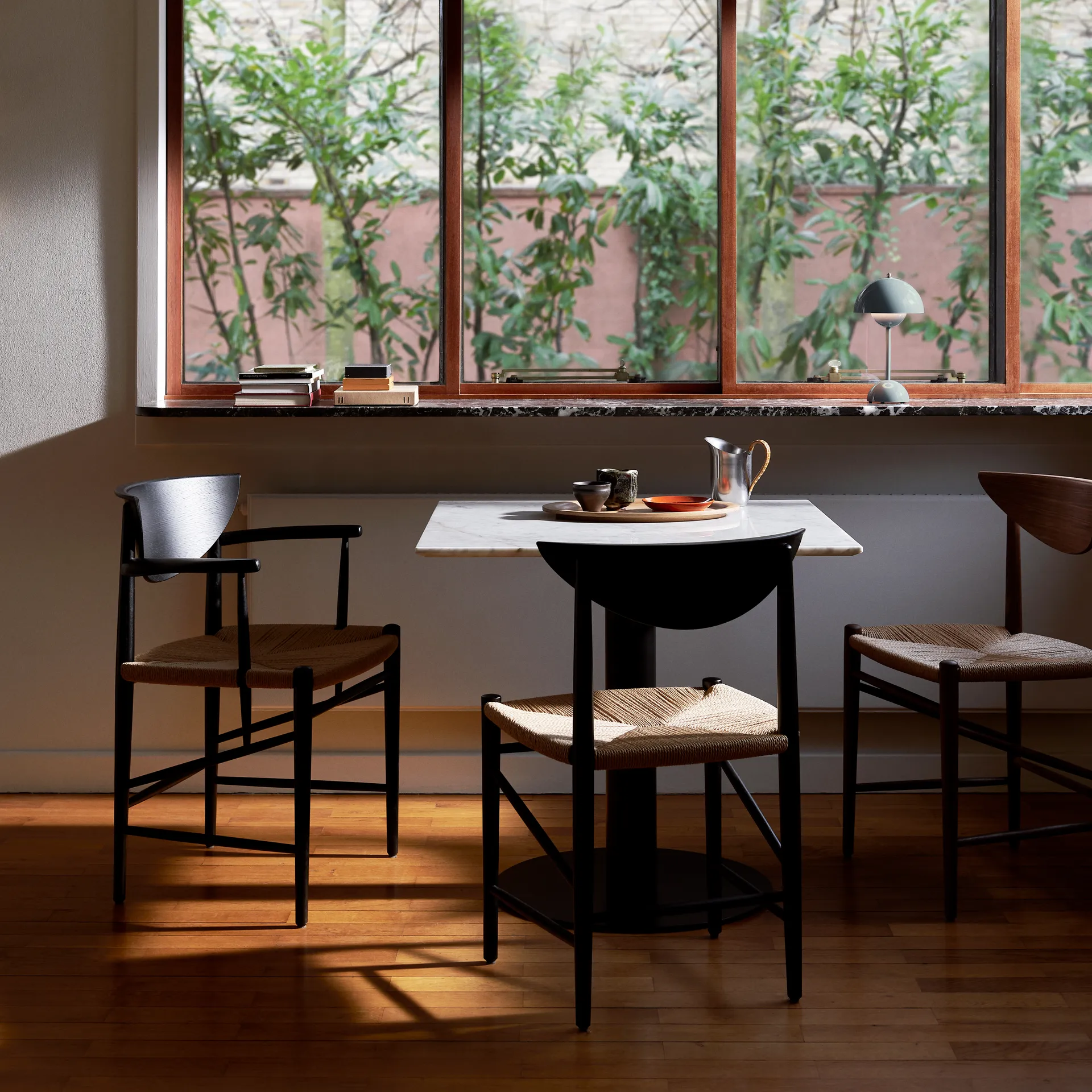 Drawn stol HM4 med armstöd, Svart ek &Tradition