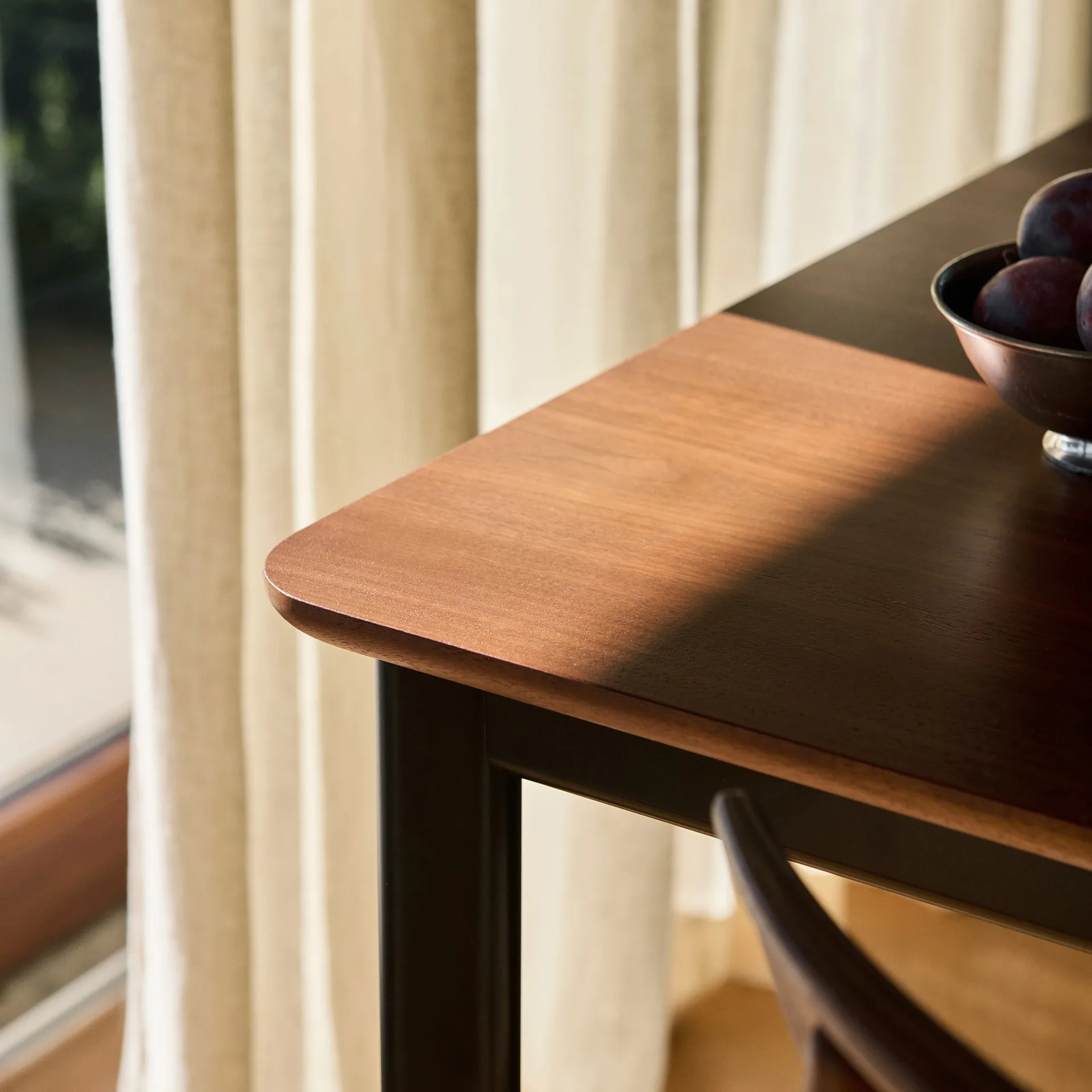 Drip HW115 matbord 83x143 cm, Black frame-clear lacq. walnut &Tradition