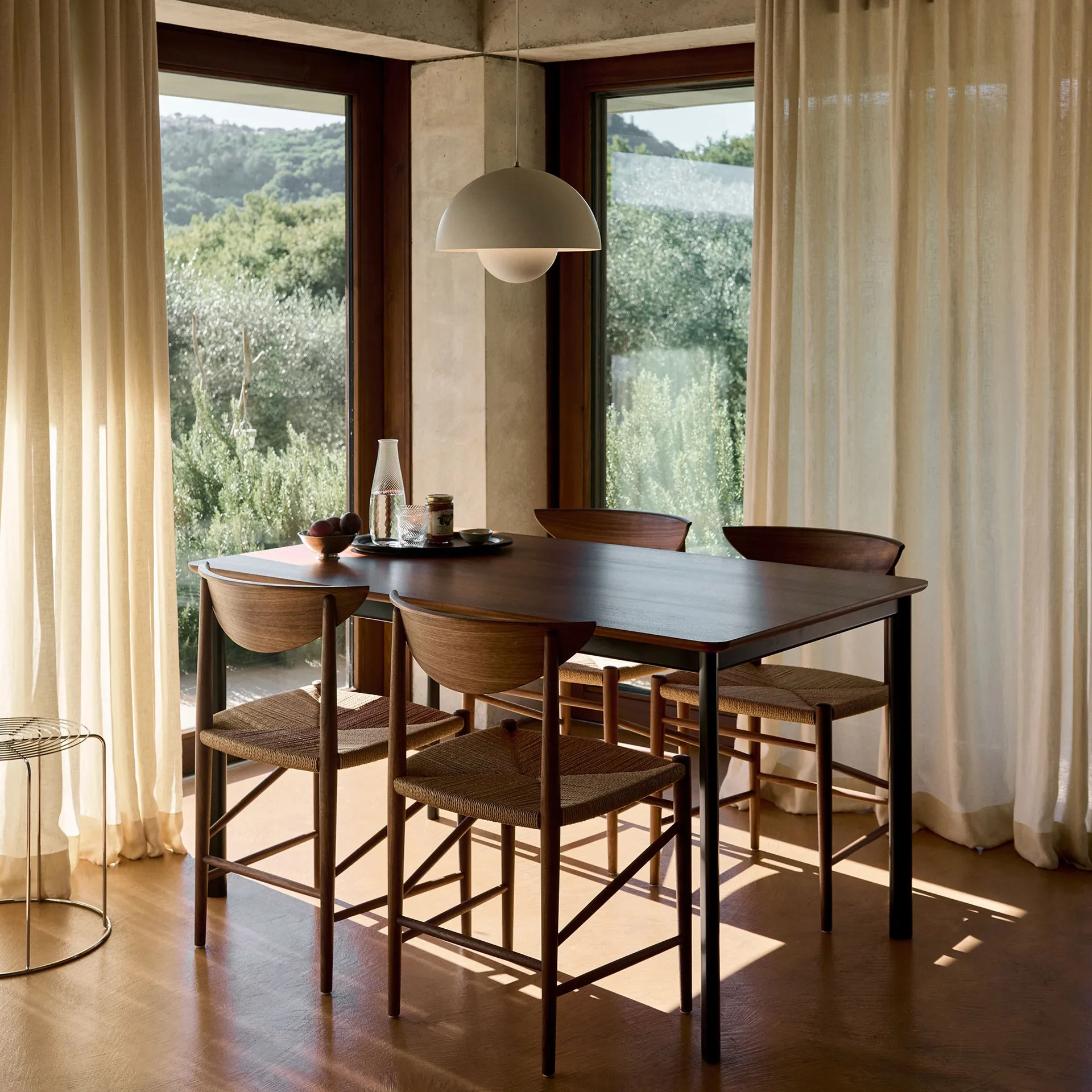 Drip HW115 matbord 83x143 cm, Black frame-clear lacq. walnut &Tradition