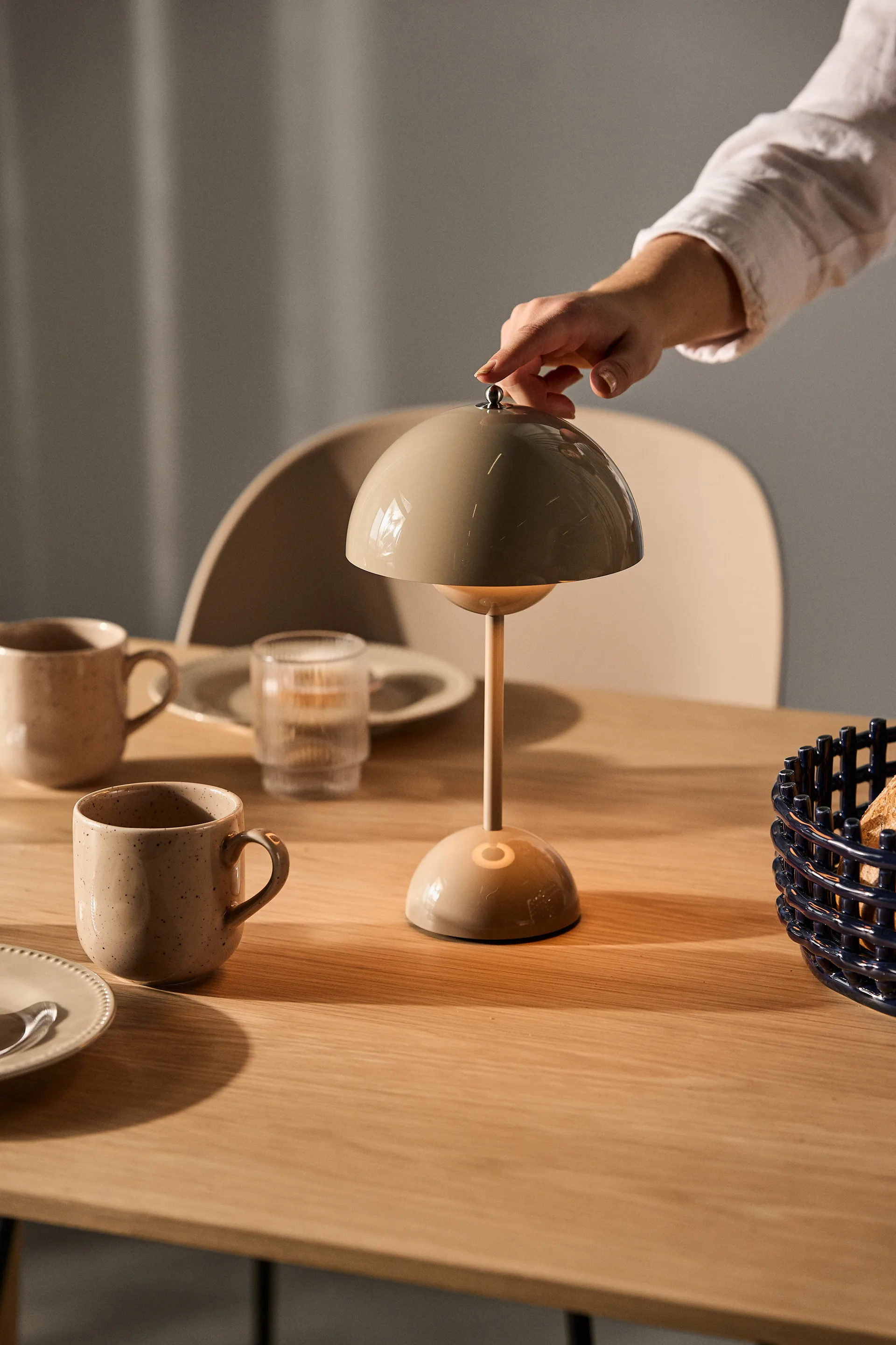 Flowerpot portabel bordslampa VP9, grå-beige &Tradition