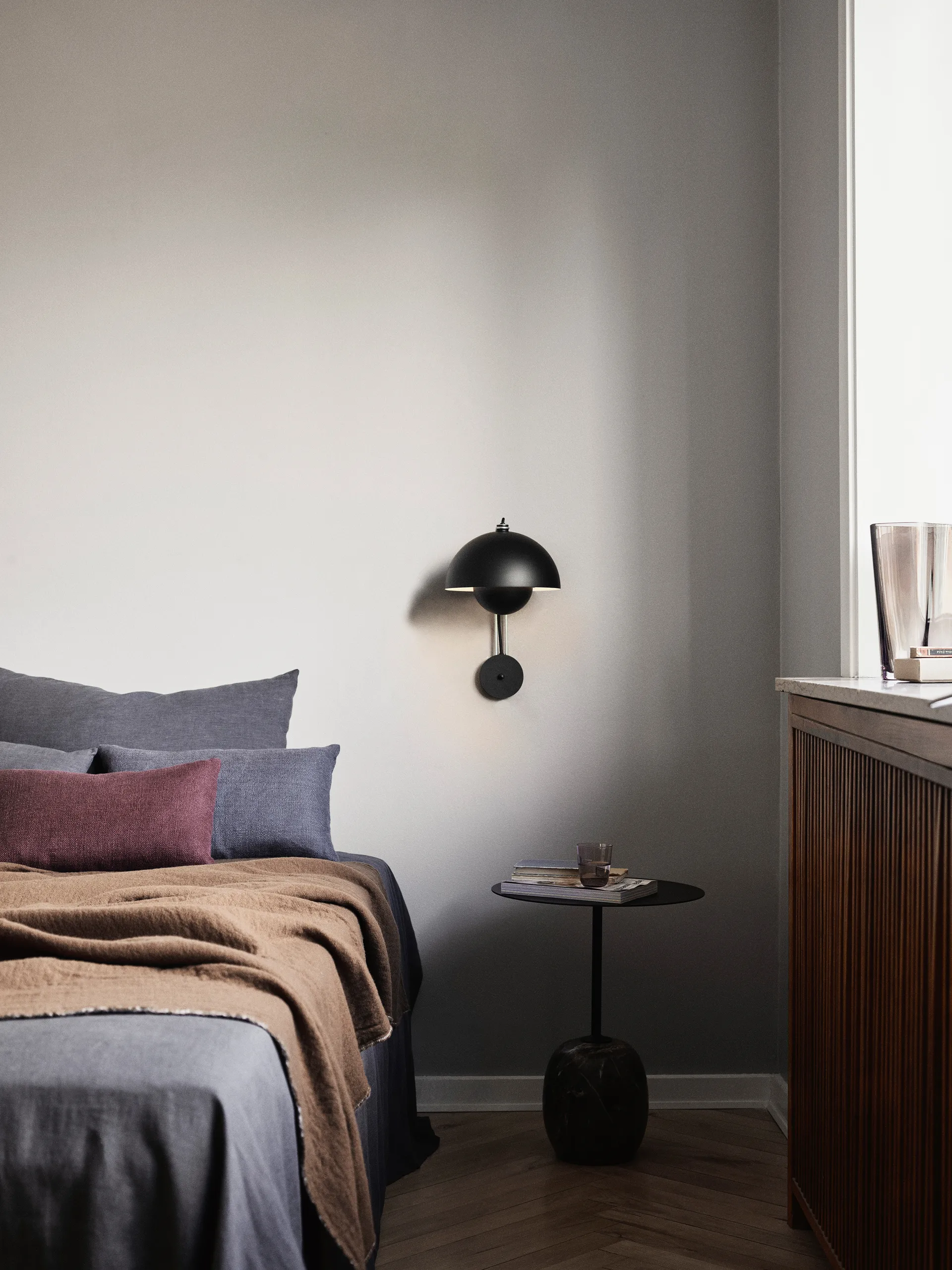 Flowerpot VP8 vägglampa, Matt black &Tradition