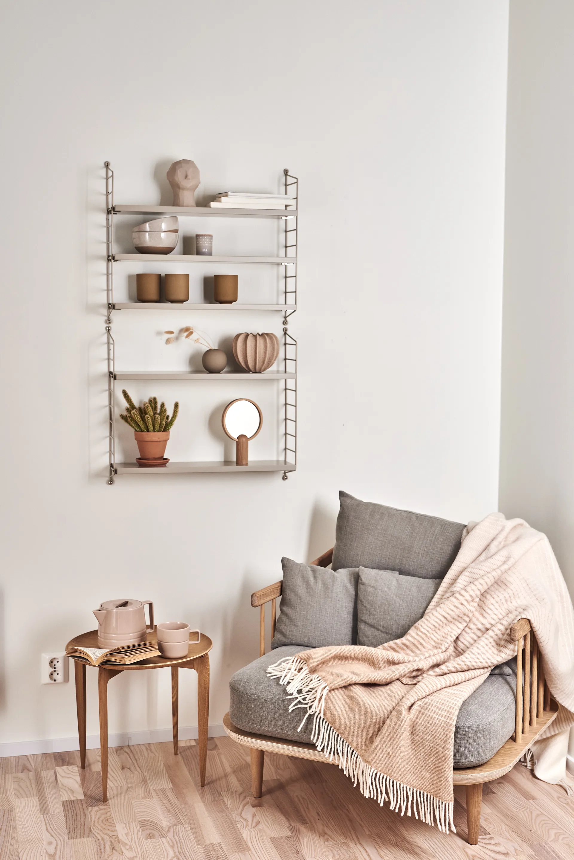 Fly fåtölj SC1, ljus oljad ek + beige tyg &Tradition