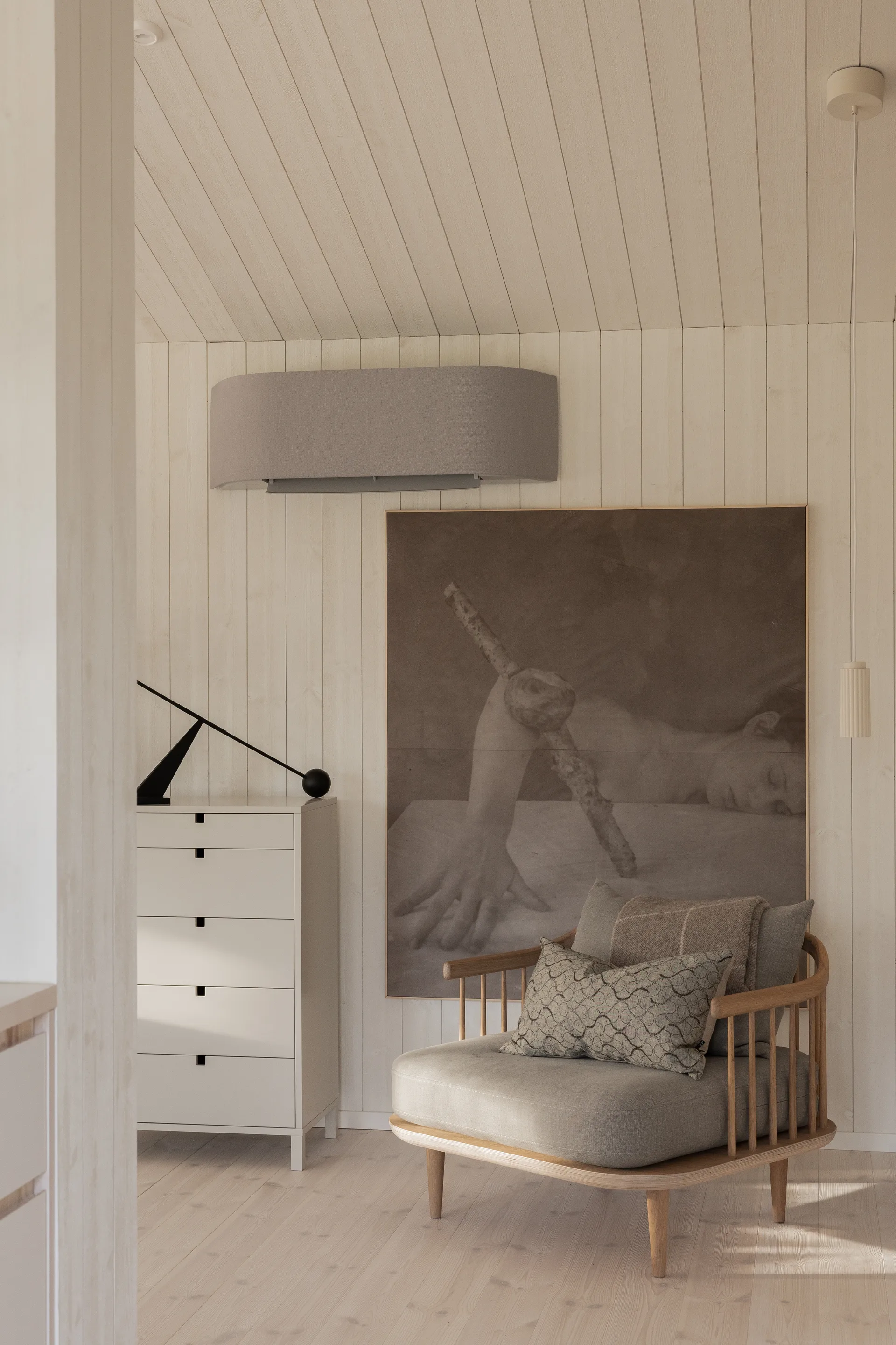 Fly fåtölj SC1, ljus oljad ek + beige tyg &Tradition