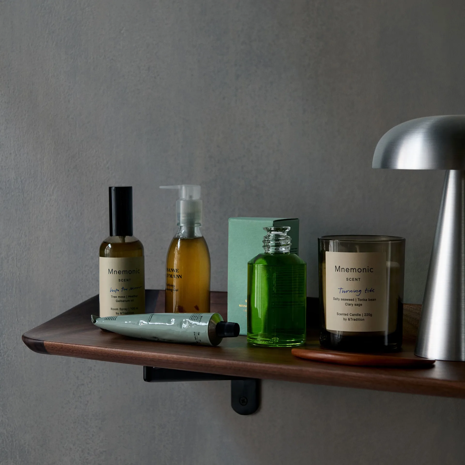 Guild HM14 hylla 75 cm, Solid lacquered walnut &Tradition