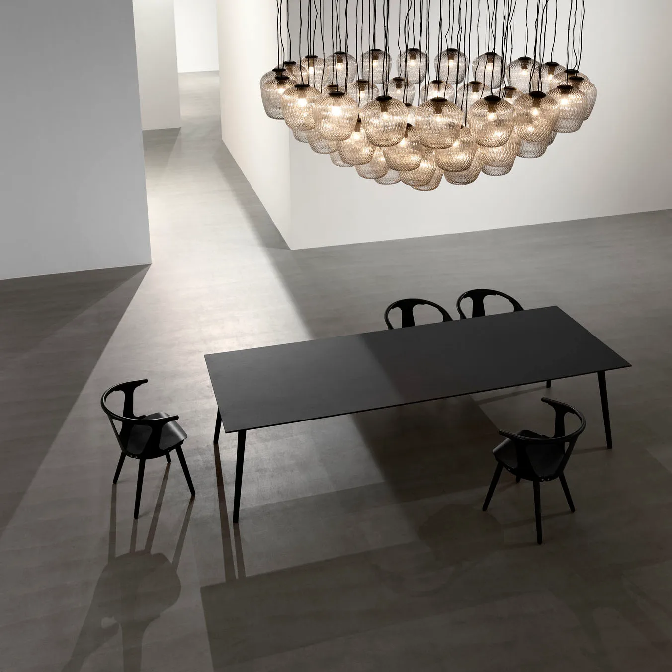 In Between bord SK6, Svartlaserad ek &Tradition