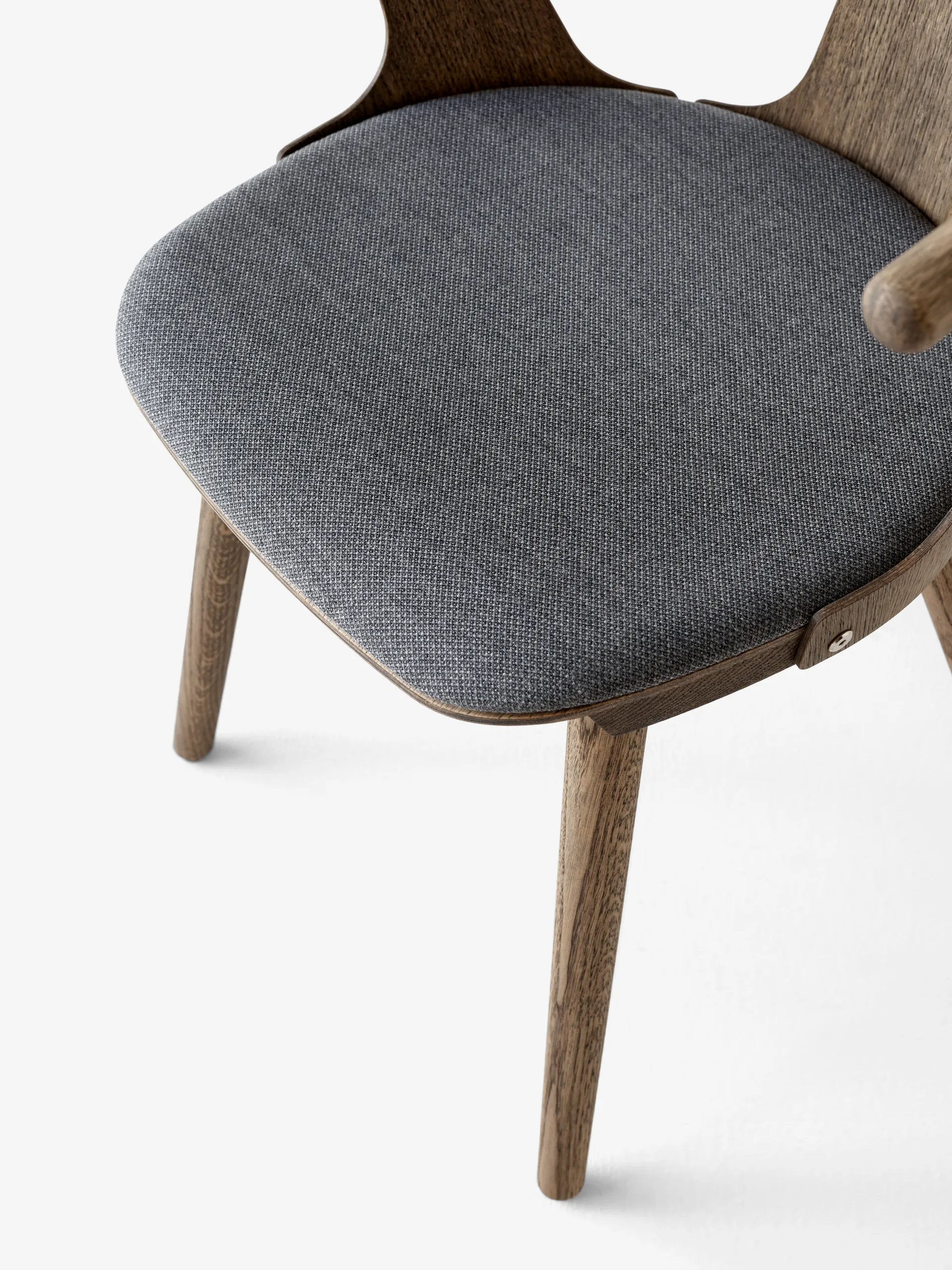 In Between SK2 stol, Rökt oljad ek-Fiord 171 &Tradition