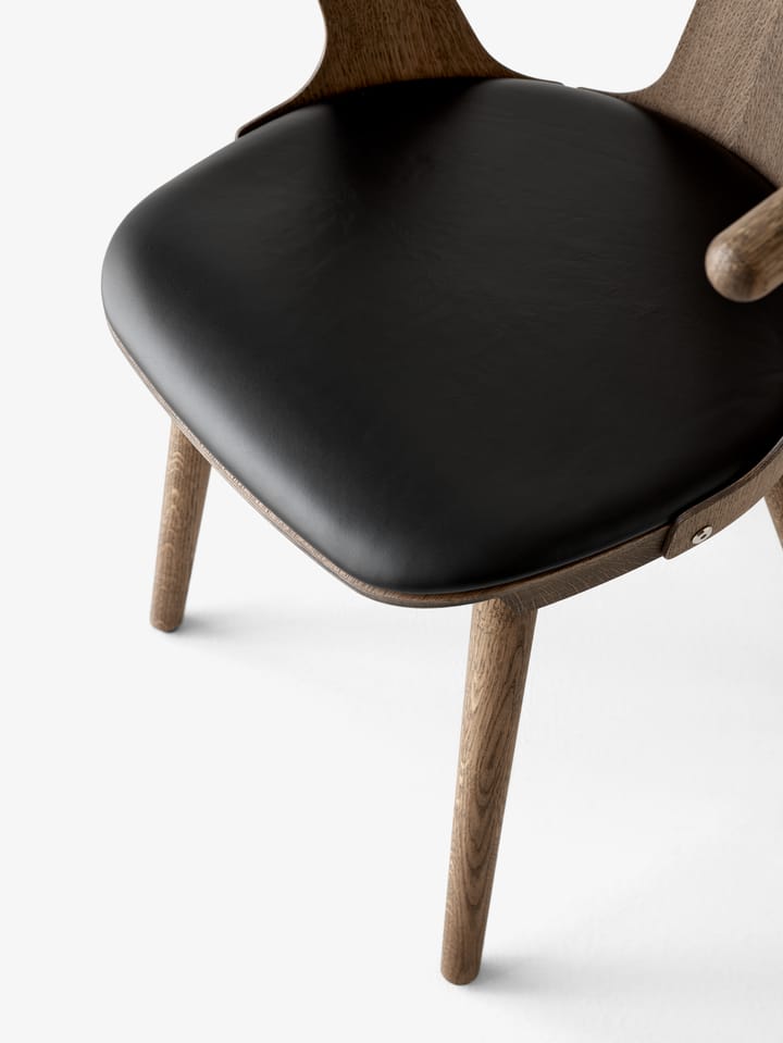 In Between SK2 stol, Rökt oljad ek-Noble black leather &Tradition