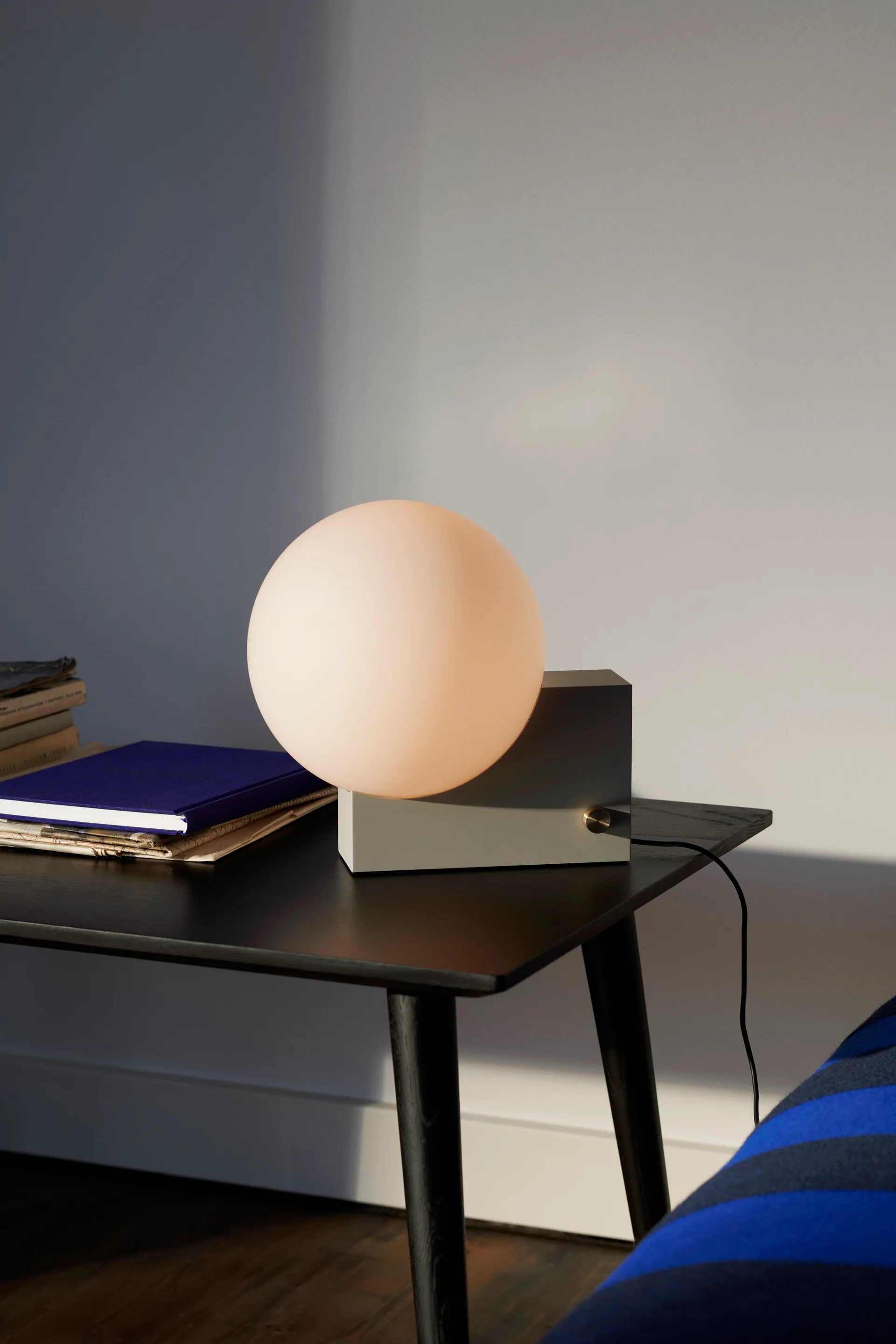 In Between SK23 soffbord 50x110 cm, Svartlackerad ek &Tradition