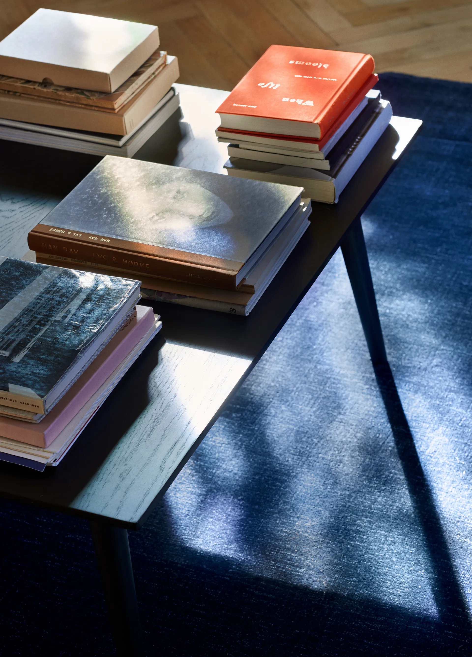 In Between soffbord SK24 90x90 cm, Svartlackerad ek &Tradition