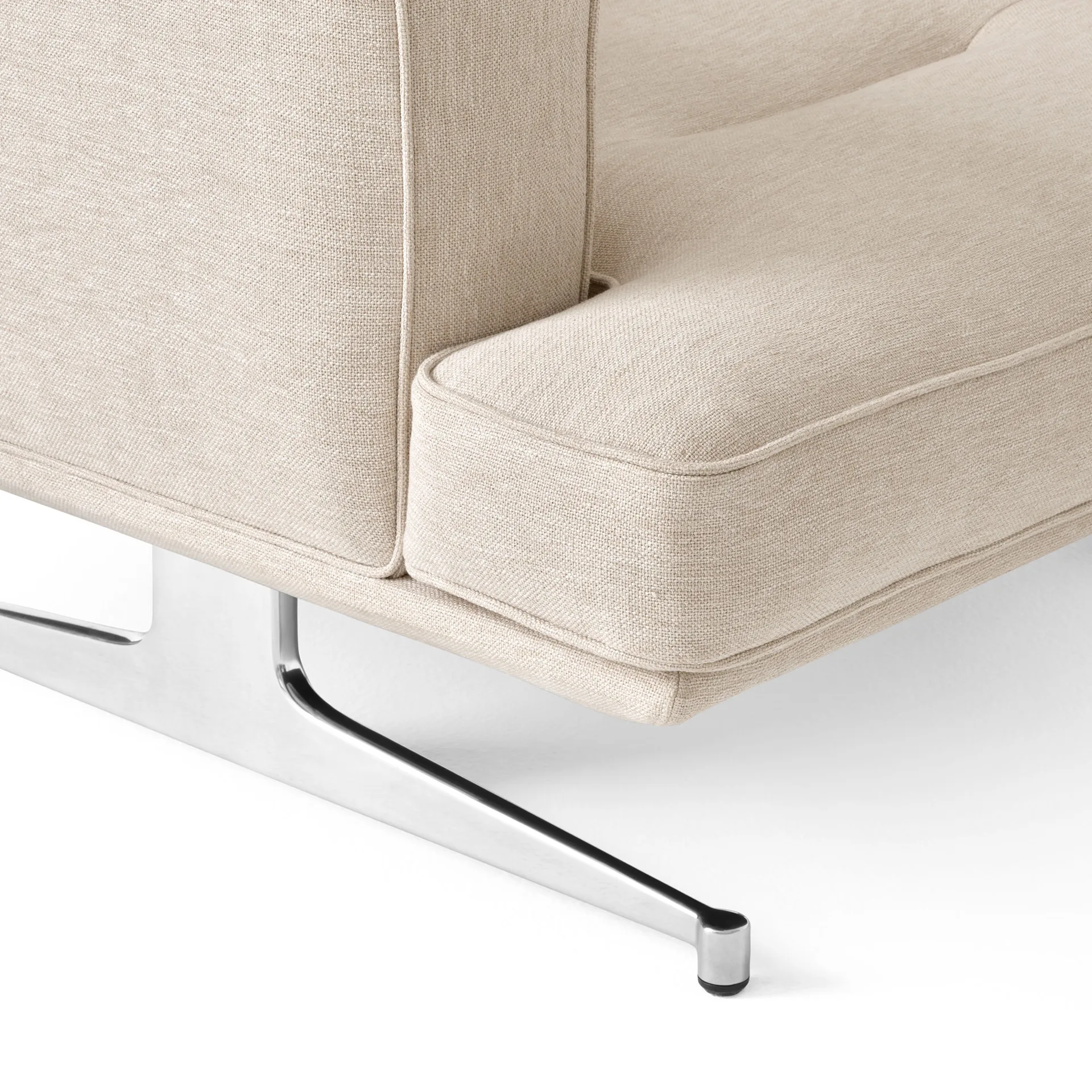 Inland AV21 fåtölj, Clay 0011-polished aluminium &Tradition