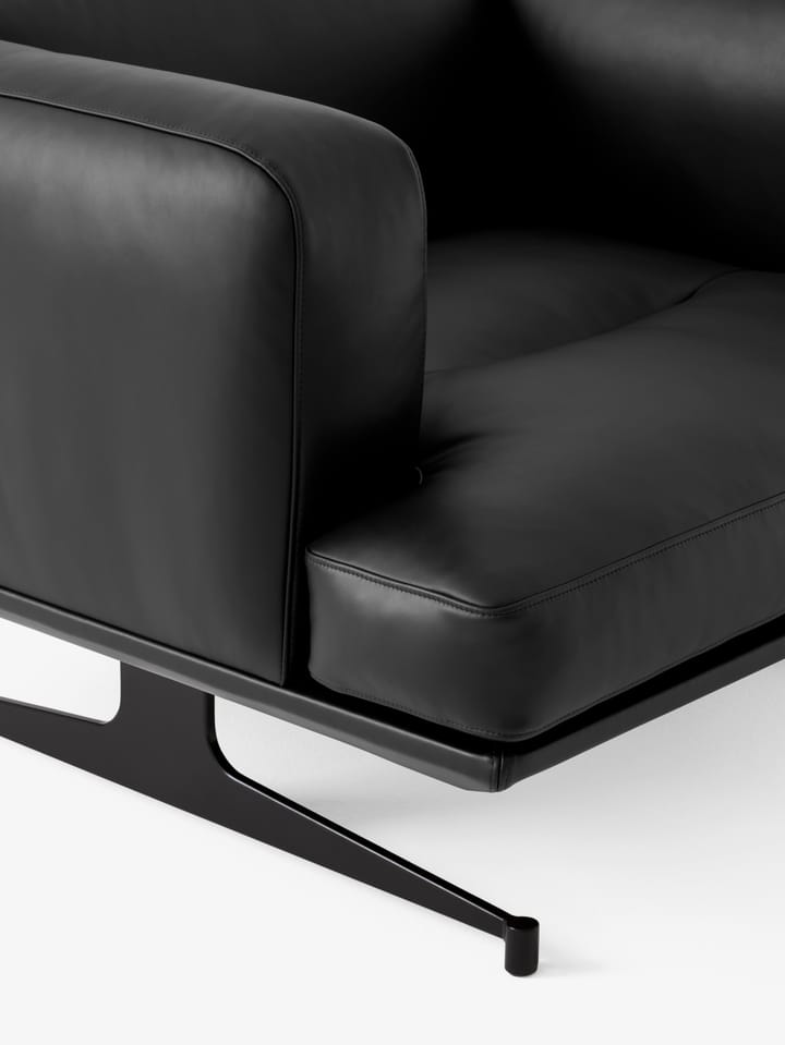 Inland AV21 fåtölj, Noble läder svart-warm black &Tradition