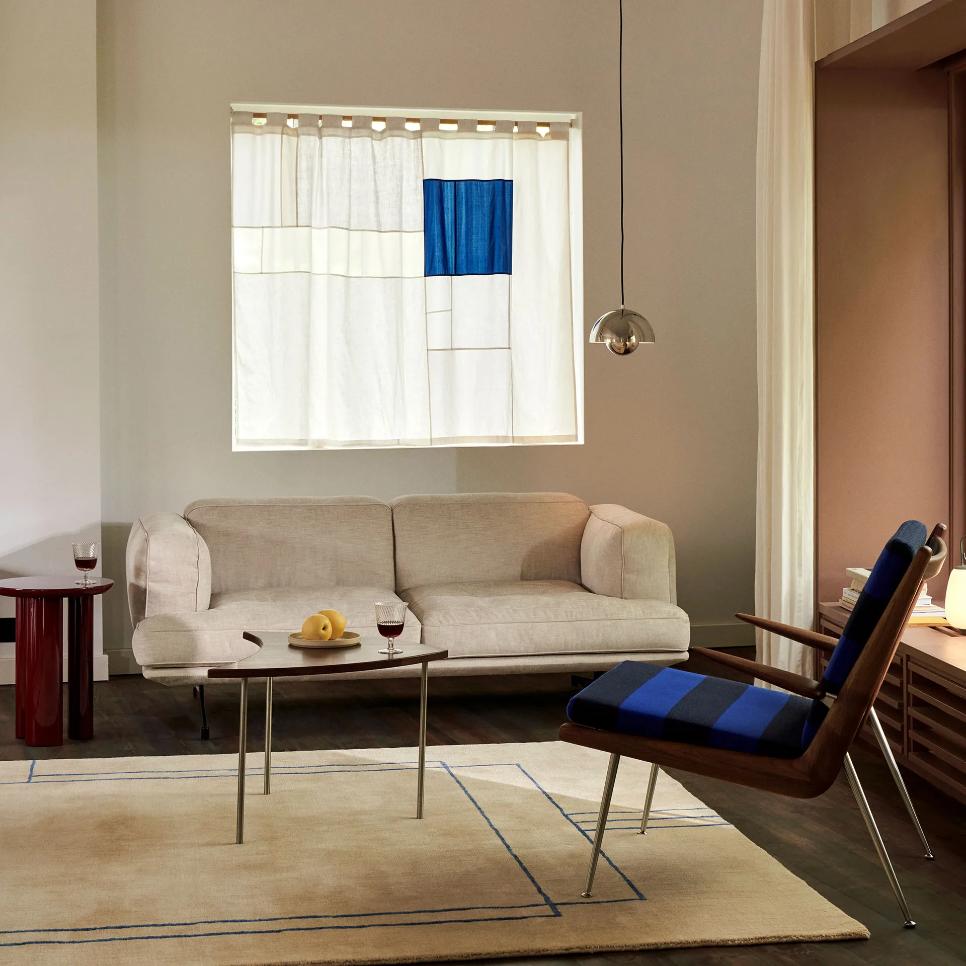 Inland AV22 soffa 2-sits, Clay 0011-warm black &Tradition