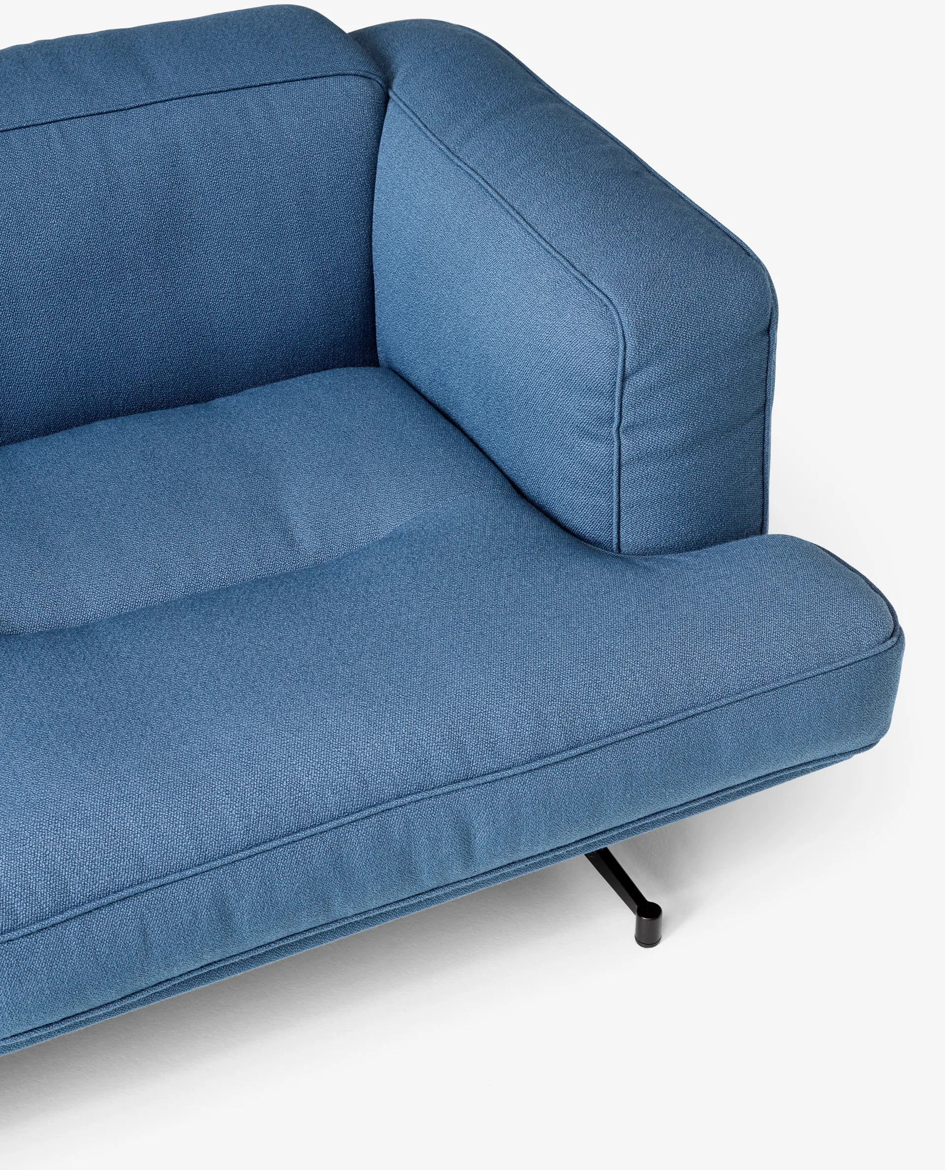 Inland AV23 3-sits soffa, Vidar 4 Denim Blue 733-svarta ben &Tradition