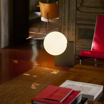 Journey SHY4 golvlampa - Borstat stål-opalglas - &Tradition