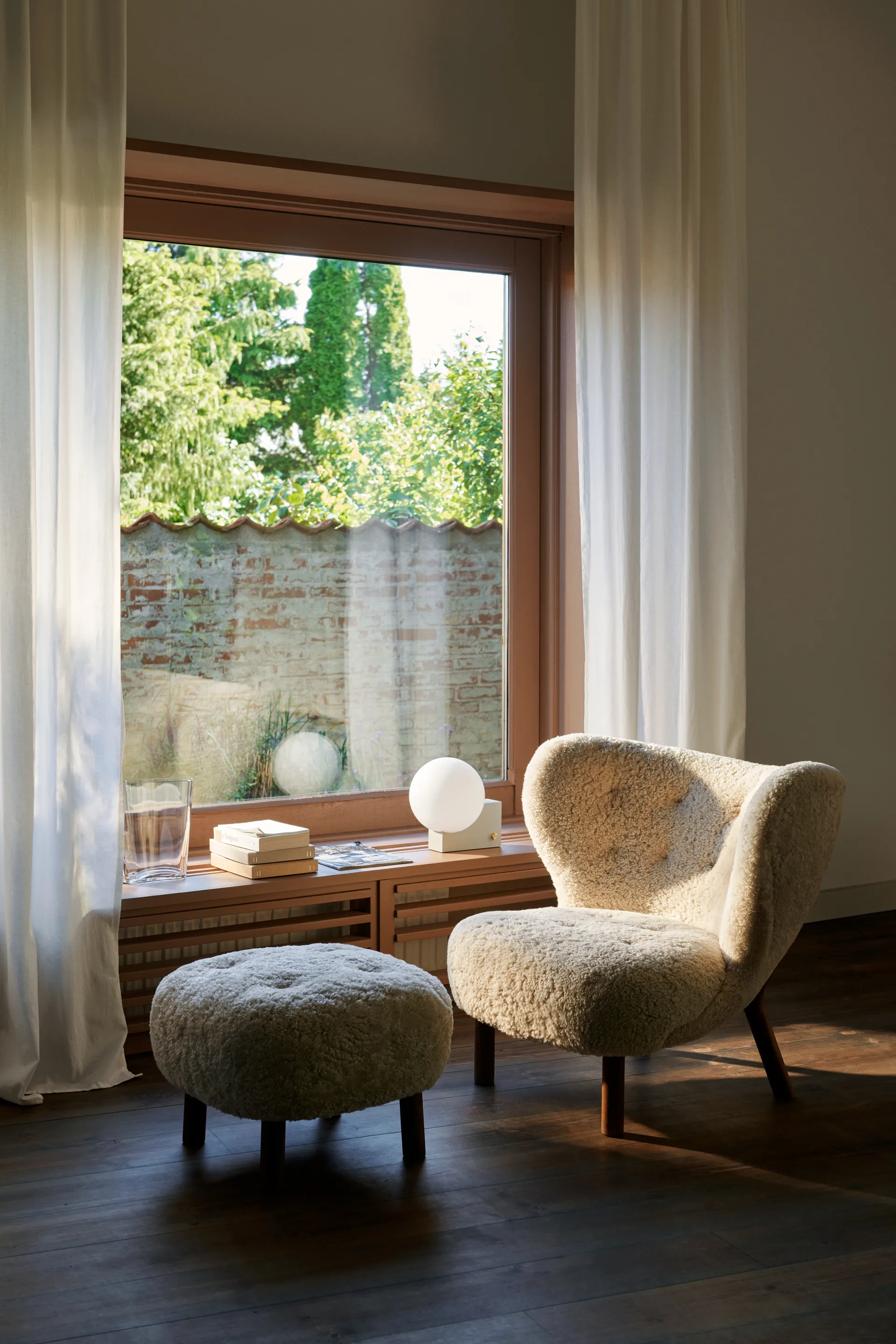Little Petra VB1 fåtölj inkl. pouf ATD1, Oljad valnöt-Moonlight &Tradition
