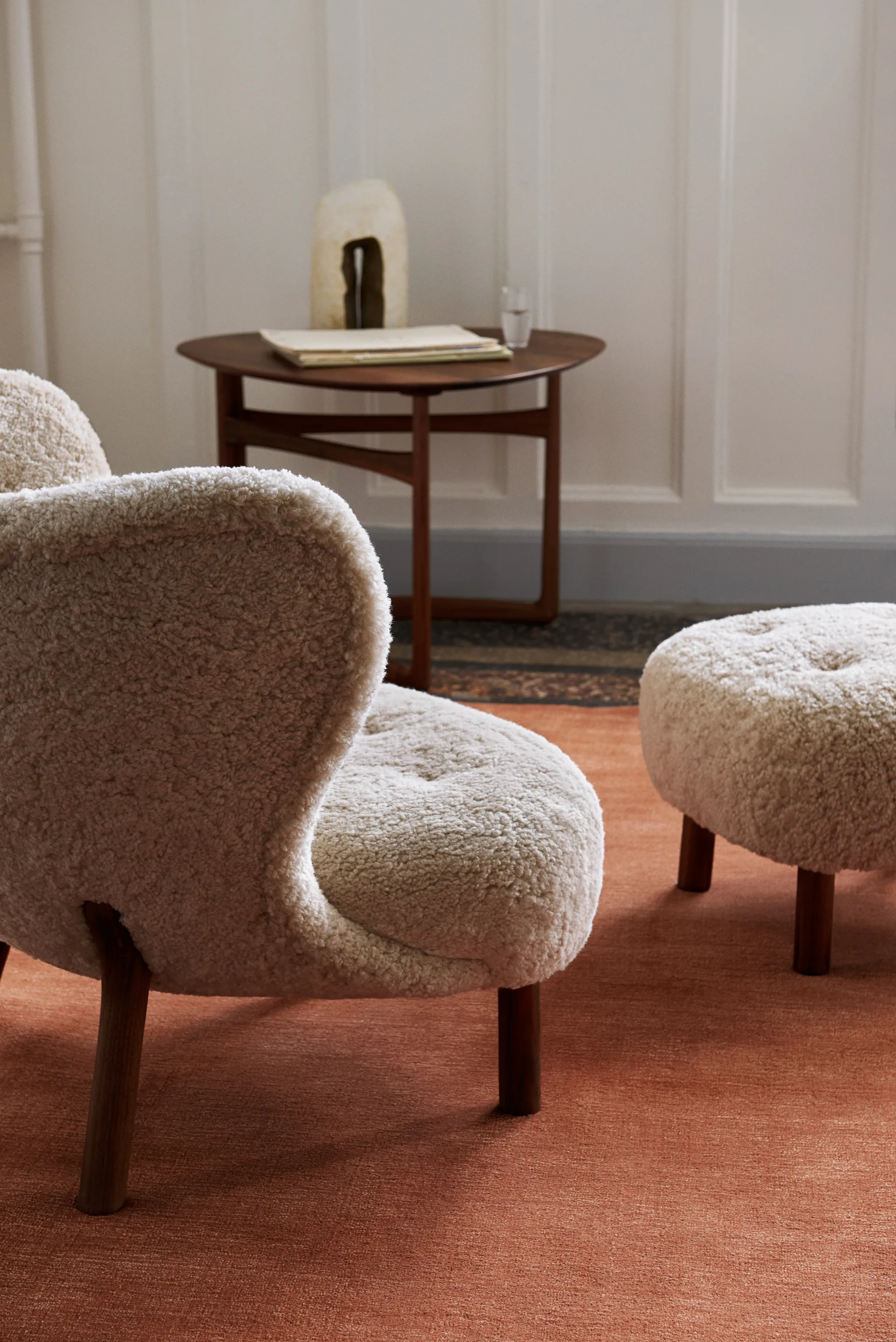 Little Petra VB1 fåtölj inkl. pouf ATD1, Oljad valnöt-Moonlight &Tradition