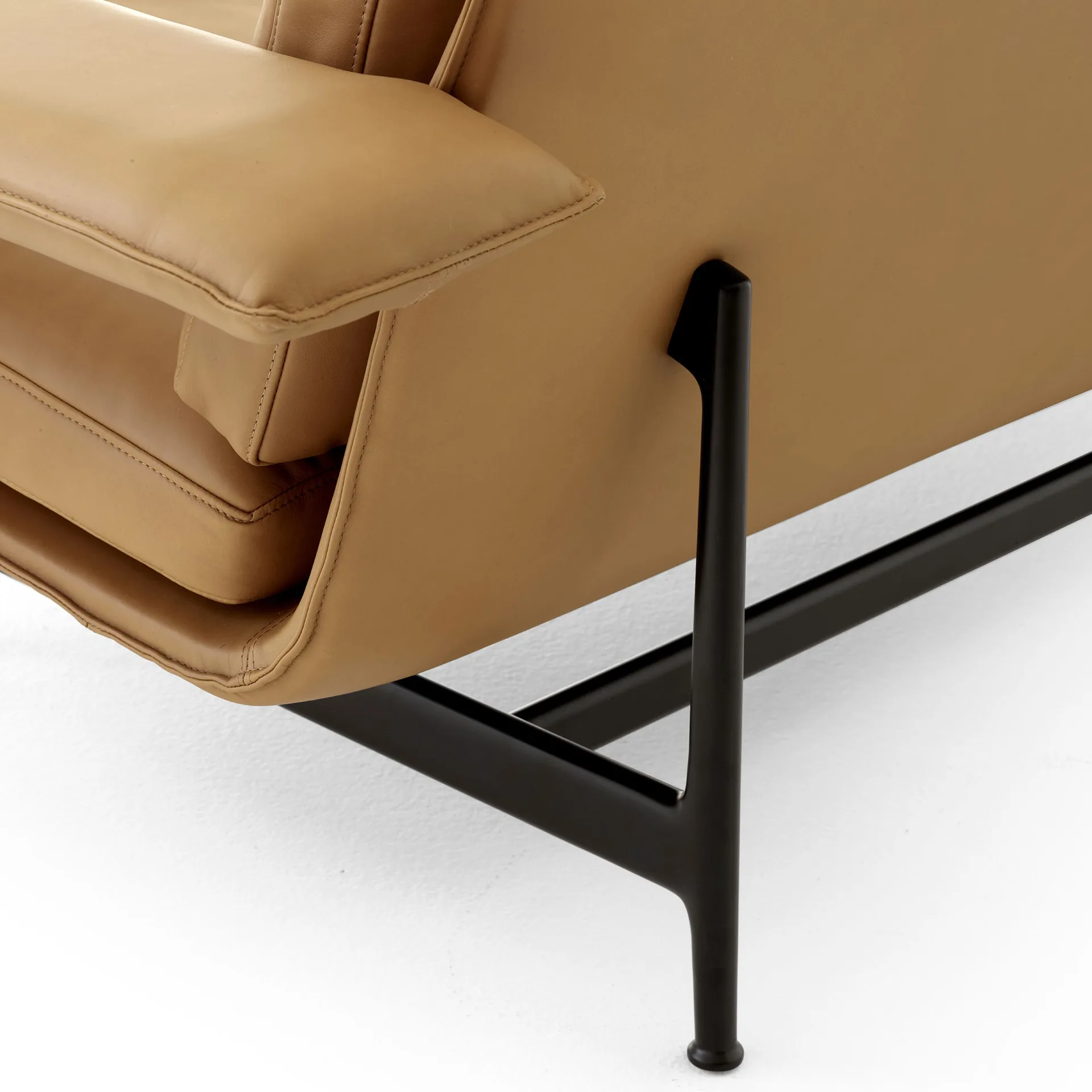 Meantime AV30 2-sits soffa, Warm black-Noble leather Cognac &Tradition