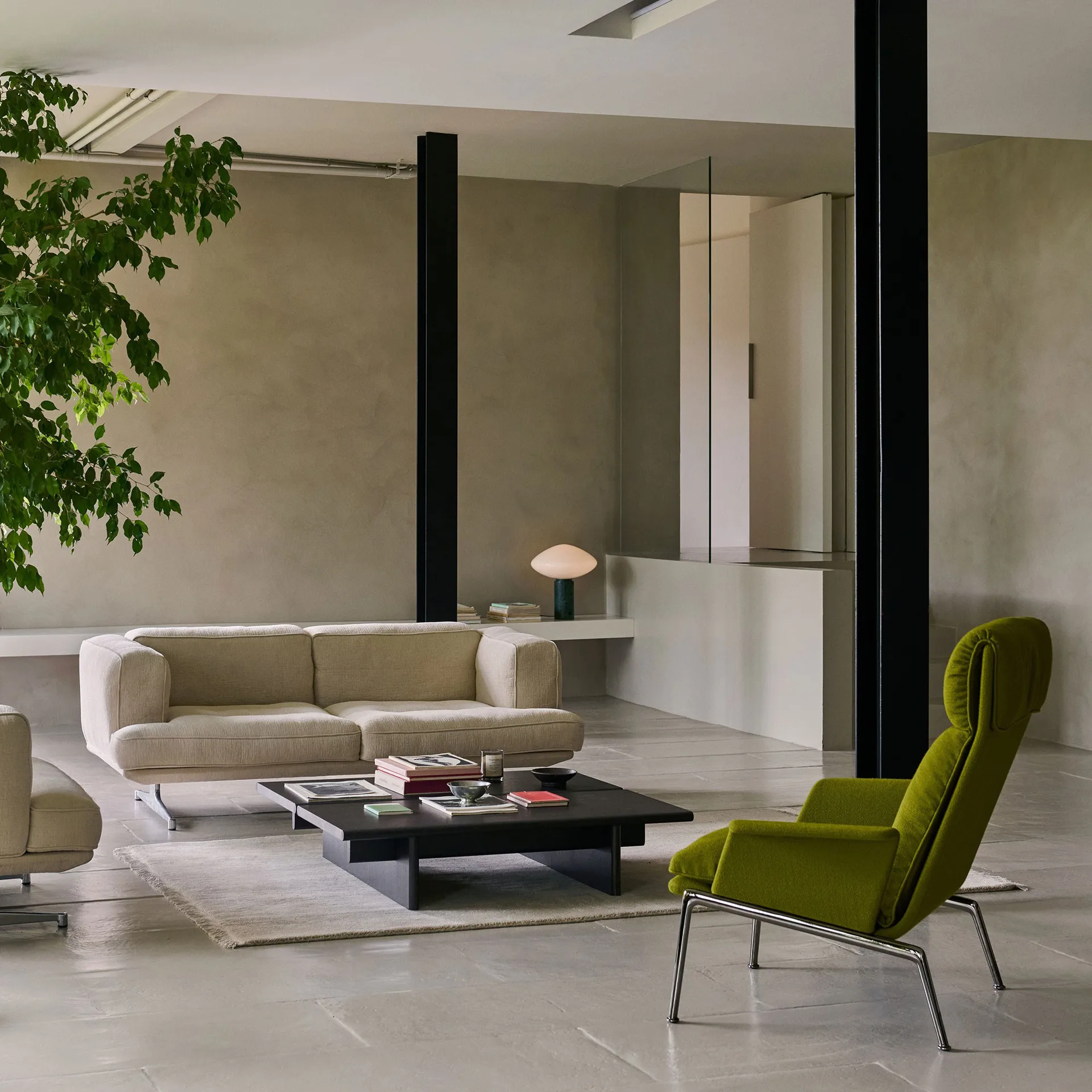 Muno LN17 High back loungefåtölj, Warm black-Vidar 0956 &Tradition