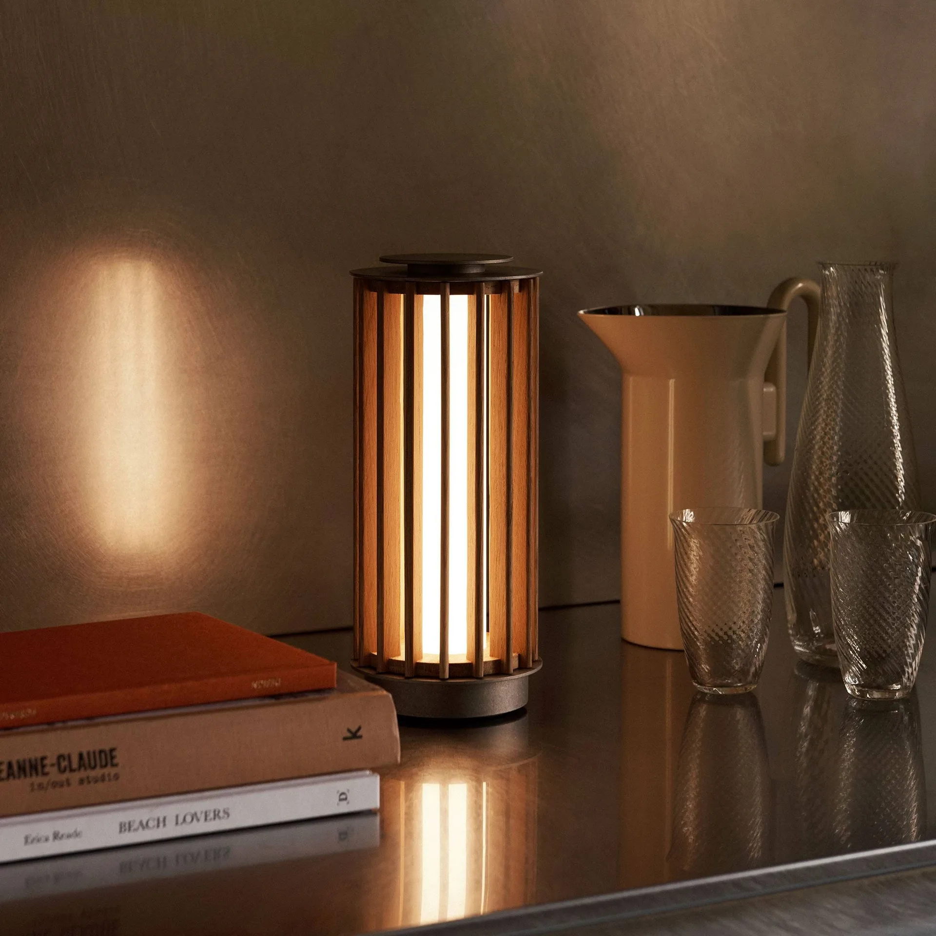 Numbra TY3 portabel bordslampa, Lackerad ek-trumlad aluminium &Tradition