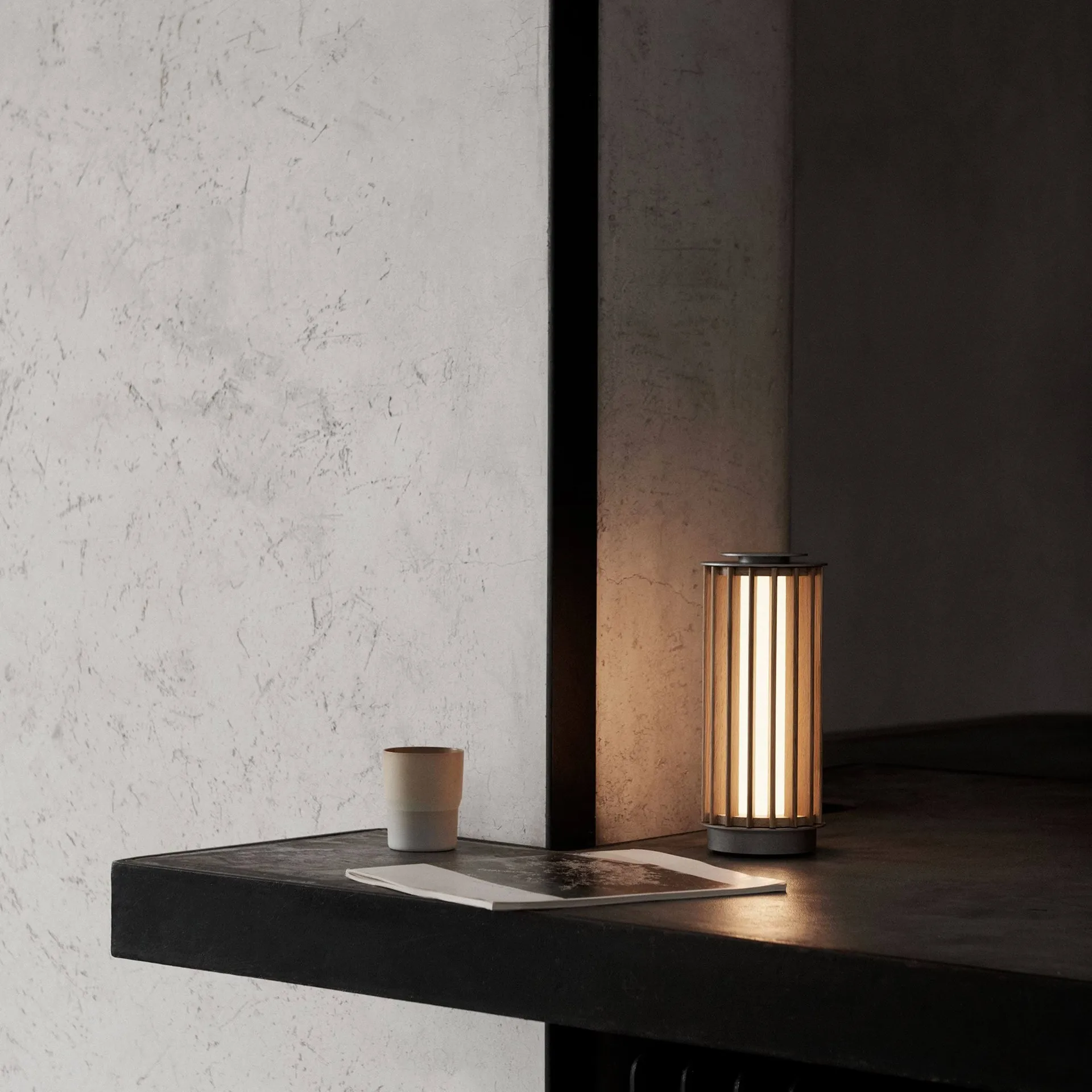Numbra TY3 portabel bordslampa, Lackerad ek-trumlad aluminium &Tradition