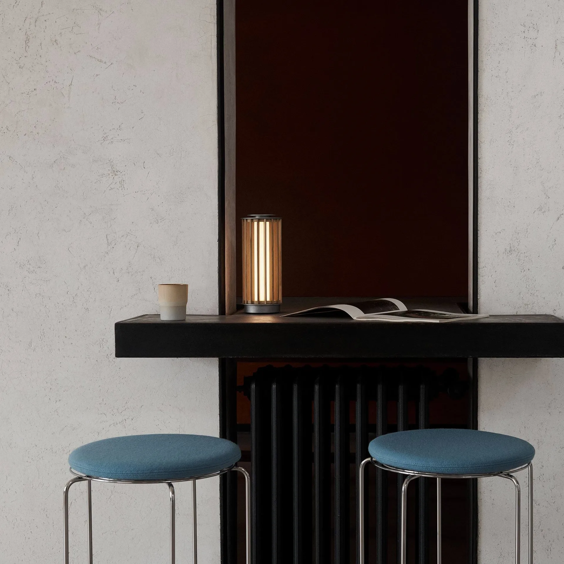 Numbra TY3 portabel bordslampa, Lackerad ek-trumlad aluminium &Tradition