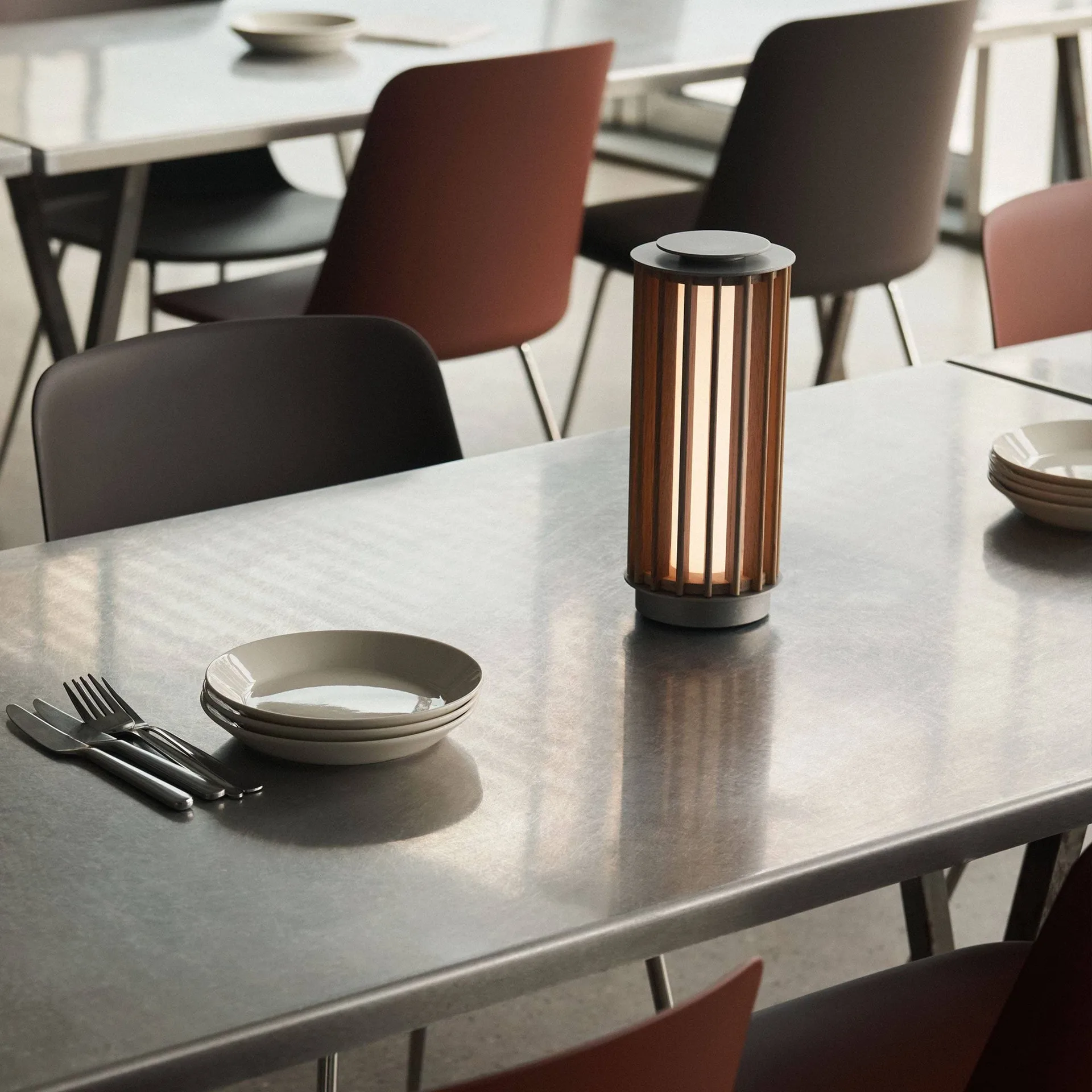 Numbra TY3 portabel bordslampa, Lackerad ek-trumlad aluminium &Tradition