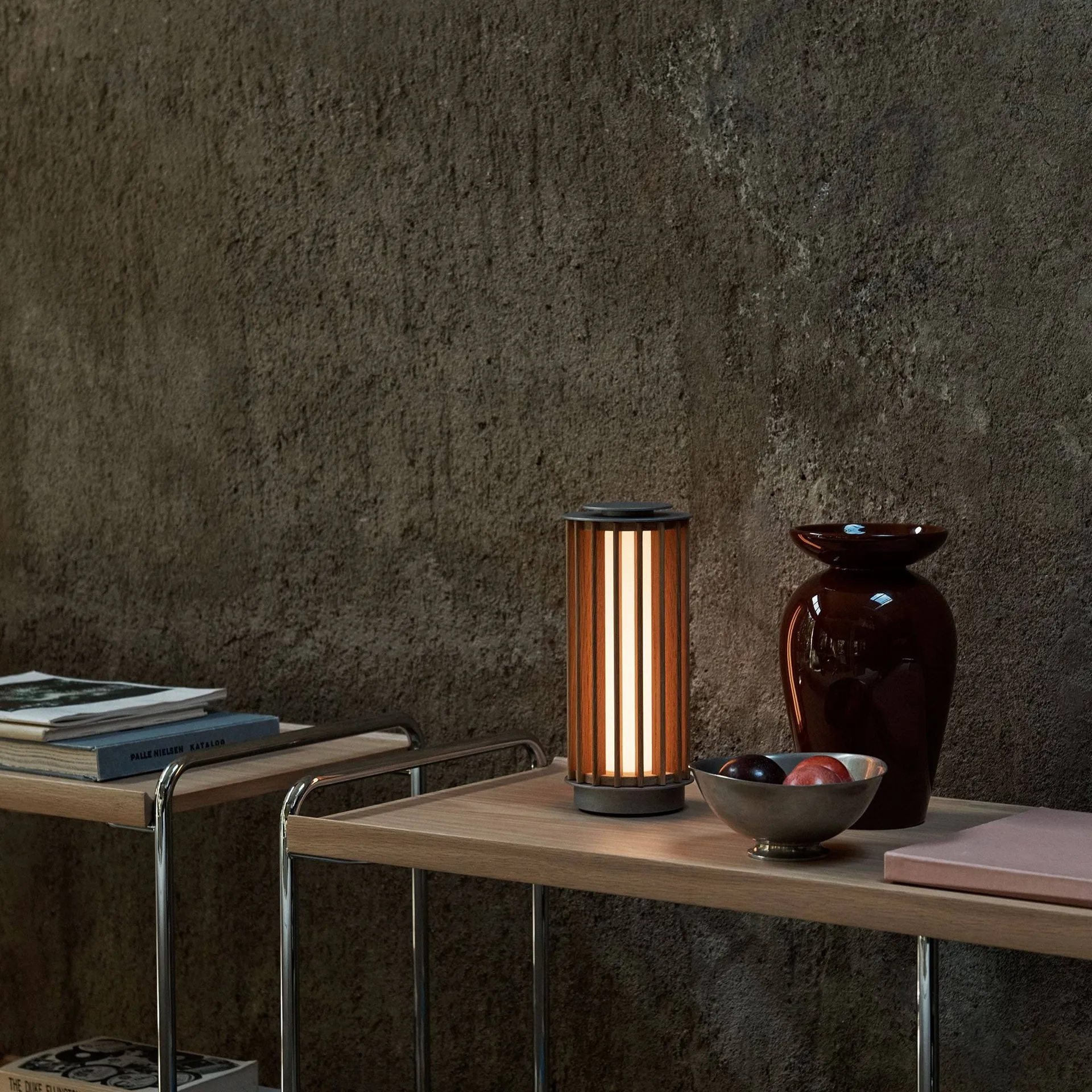 Numbra TY3 portabel bordslampa, Lackerad ek-trumlad aluminium &Tradition