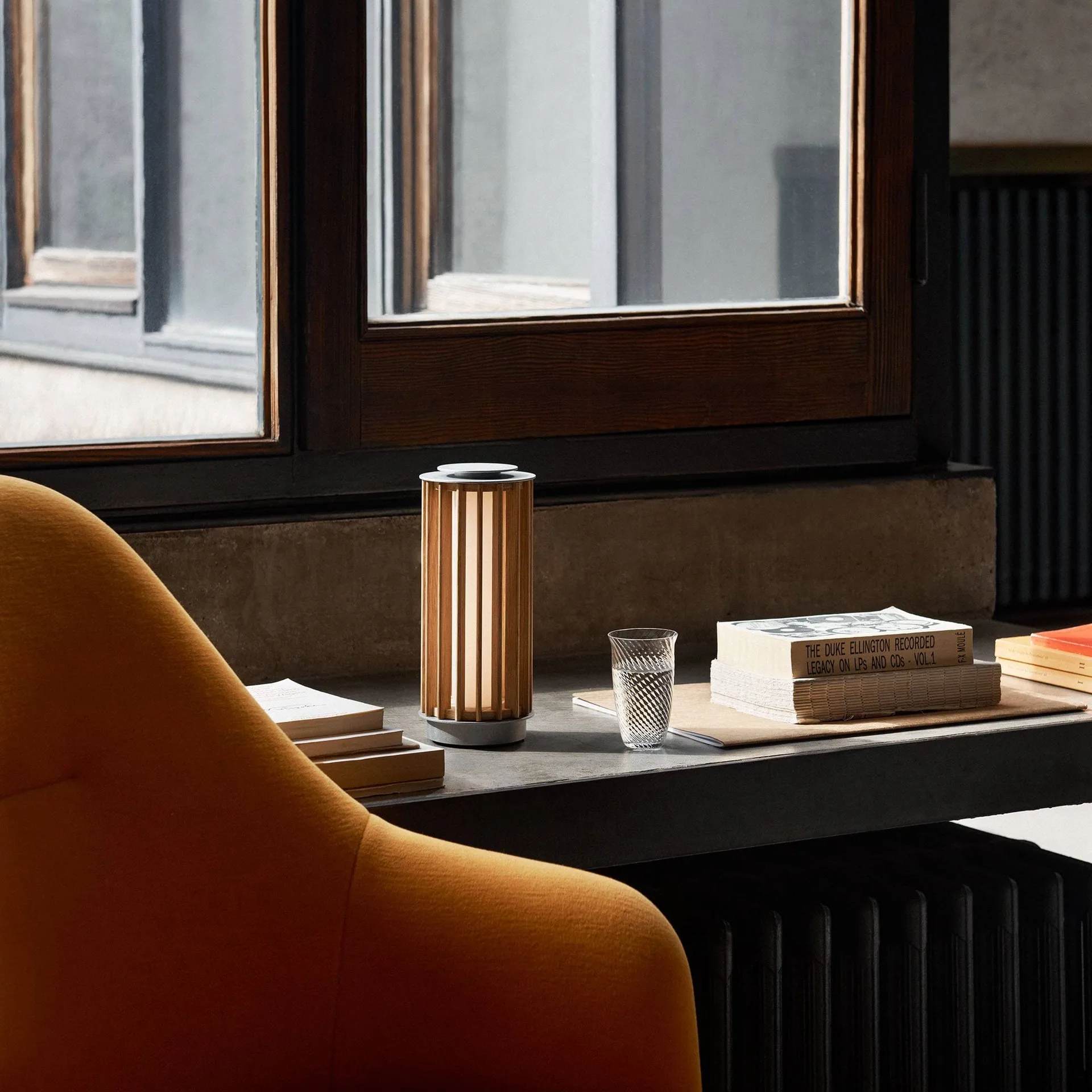 Numbra TY3 portabel bordslampa, Lackerad ek-trumlad aluminium &Tradition