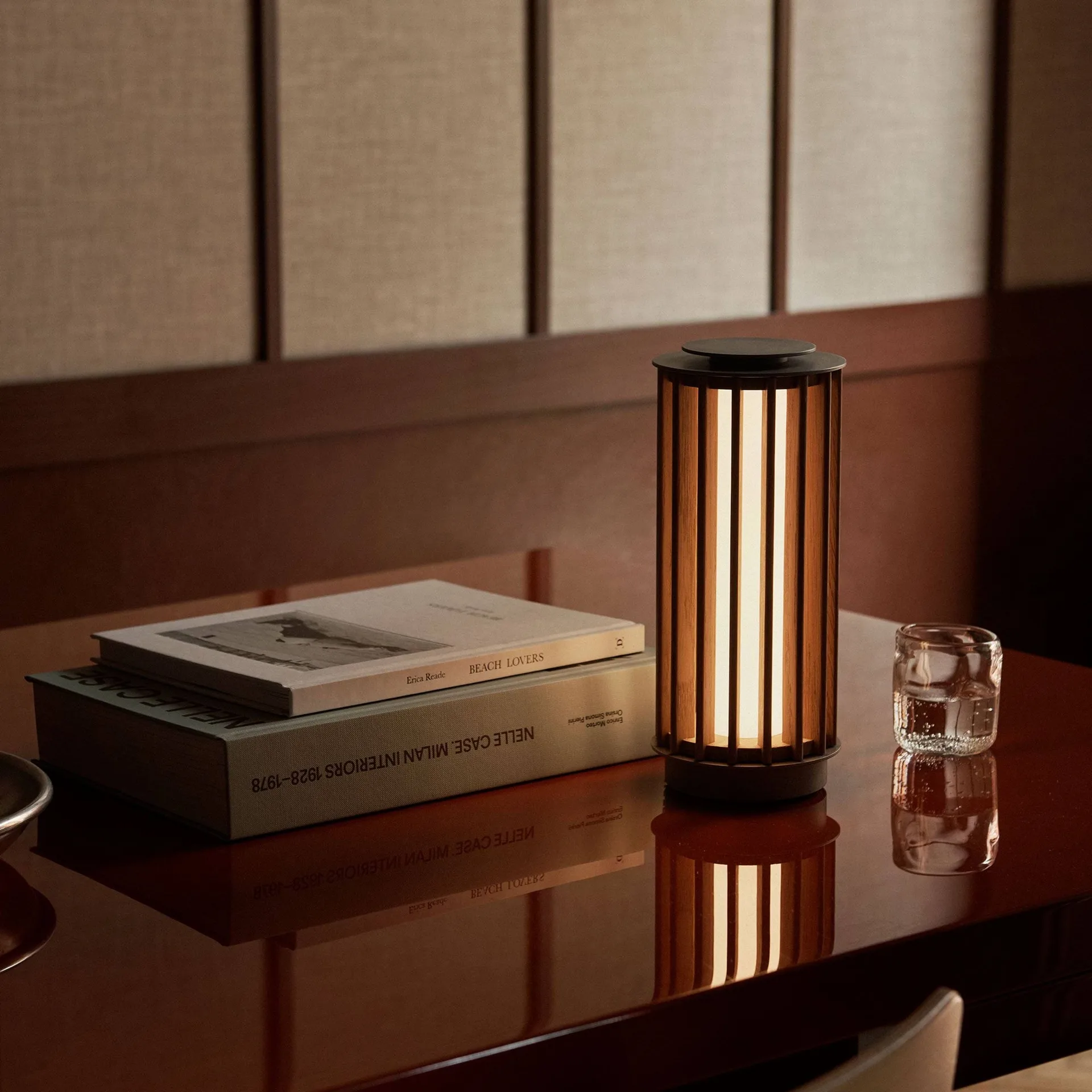 Numbra TY3 portabel bordslampa, Lackerad ek-trumlad aluminium &Tradition
