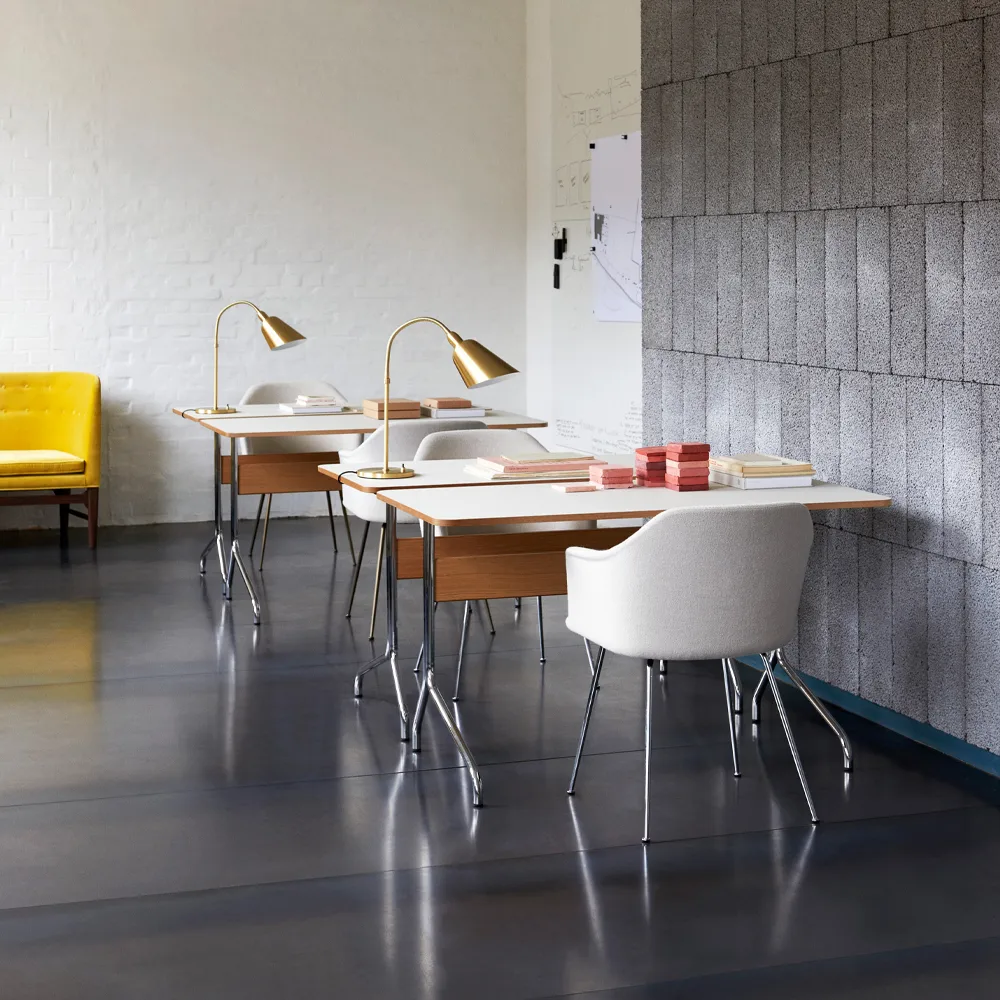 Pavilion AV16 skrivbord, black linoleum, svartlackad ek, svarta ben &Tradition