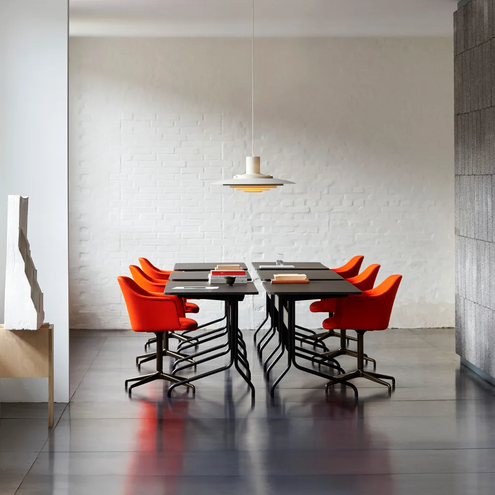 Pavilion AV16 skrivbord, black linoleum, svartlackad ek, svarta ben &Tradition