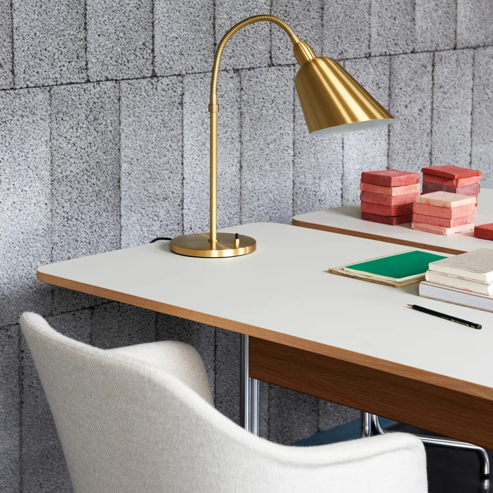 Pavilion AV16 skrivbord, black linoleum, svartlackad ek, svarta ben &Tradition