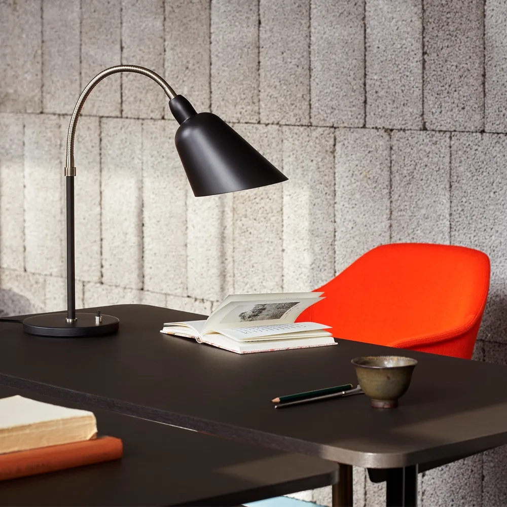 Pavilion AV16 skrivbord, black linoleum, svartlackad ek, svarta ben &Tradition