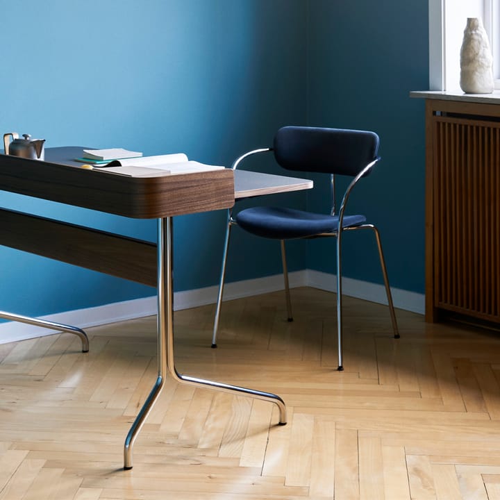 Pavilion AV17 skrivbord, iron linoleum, lackad valnöt, kromben &Tradition