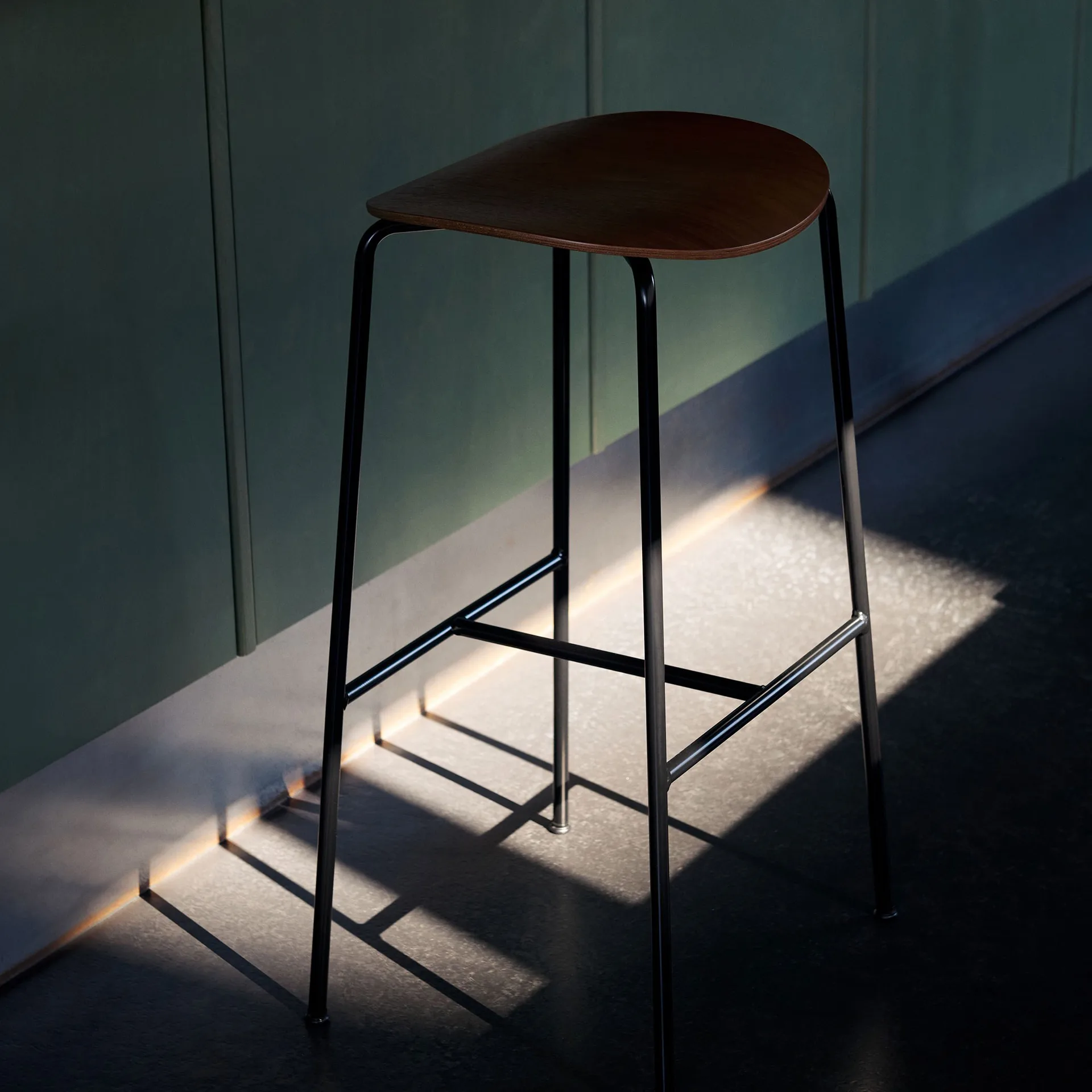 Pavilion AV37 barpall 68 cm, Black-lacquered oak &Tradition